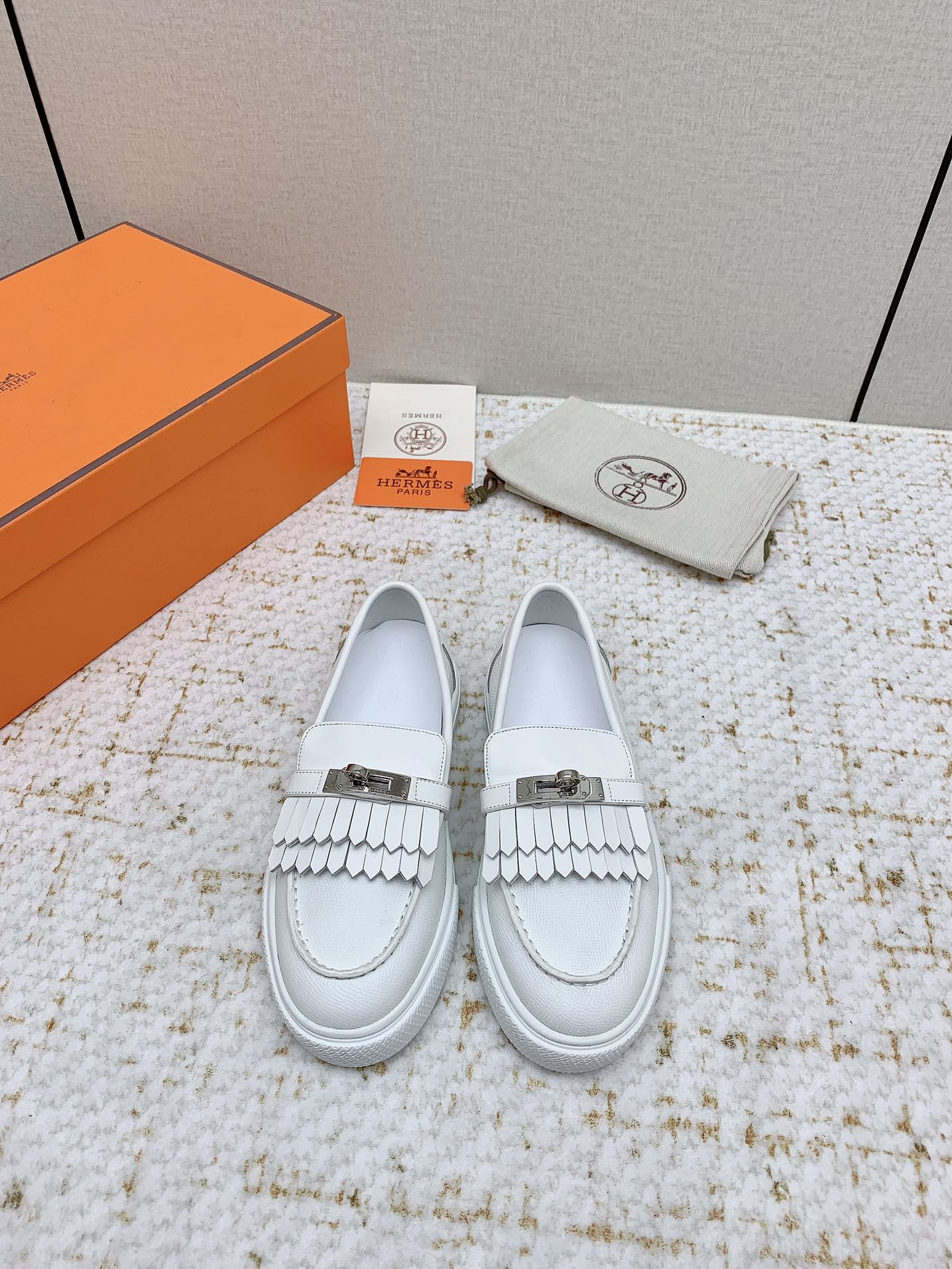 NO:263727,Women's size men's size (high-end version) Hermes classic couple style #buckle casual white shoes skateboard shoes, no shoes that are full of unknown Hermes rarely produce flat casual shoes and are styles that are matched with classic palladium-plated Kelly shoe buckles!  People fall in love with it at first sight. Super versatile~ skirts and pants can be matched with closed eyes at will. Super noble and elegant. Fabric specific cowhide/canvas material. Inner sheepskin. Original open-model tpu outsole. Size 35-45. Casual shoes/sports shoes. Hermes, hermes, sneakers, skirts, cowhide, sheepskin.19860909女码男码（高版本） Hermes爱马仕经典情侣款#扣休闲小白鞋滑板鞋 完全不会撞鞋 充满未知的爱马仕 很少出平底休闲鞋而且是搭配经典镀钯Kelly鞋扣的款式！让人一眼就爱上 超百搭～裙子裤子都可以随意配闭眼入 超显高贵大气 面料特定牛皮/帆布材质 内里羊皮里 大底原版开模tpu大底 码数35-45,休闲鞋/运动鞋,hermes,hermes,sneakers,skirts,cowhide,sheepskin,Women's Shoes