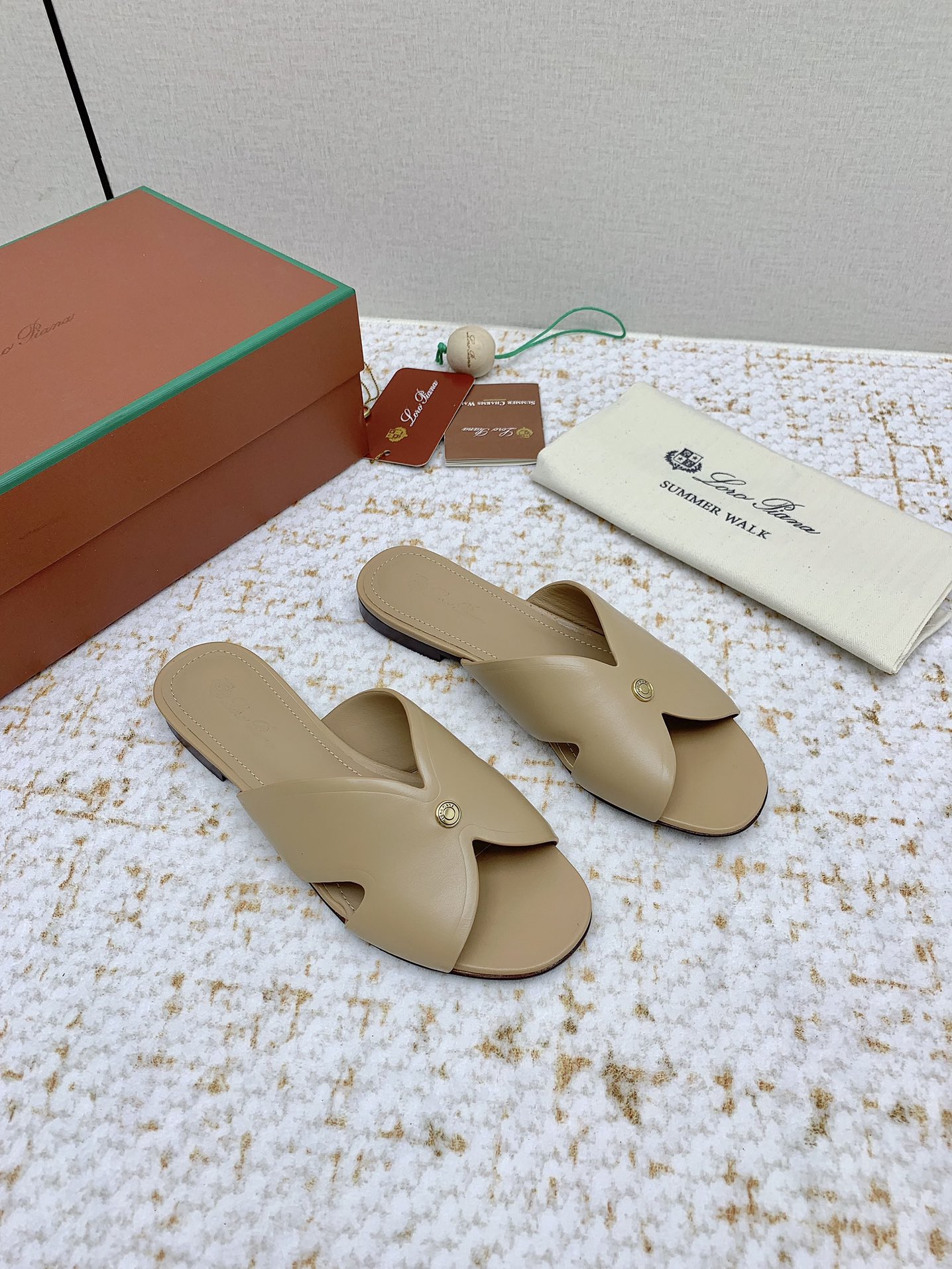 NO:382046,(High-up version) Loro Piana 25/The latest Vera series in summer, flat bottom/high heels, sandals, new colors over colorful summer!  ——It is both casual and fashionable, and it can reveal quality and comfort without any intention. The cross-belt slippers are captured by its charm when they are on their feet, and they fall in love with them every minute. Material Imported cowhide foot pads Imported sheepskin Outsole Genuine leather outsole Size #35-41 (40.41 custom-made without return or exchange), slippers, loro piana, slippers, cowhide, sheepskin, Leather soles19860909（高版本） Loro Piana  25/ 夏季最新Vera系列 平底/高跟 凉拖 新色过彩色的夏天！ ——既休闲又时髦,又能毫不刻意地透露出品质与舒适,交叉带拖鞋上脚就被它的魅力俘获,分分钟爱上 材质 进口牛皮 垫脚 进口羊皮 大底 真皮大底 Size #35-41（40.41定制不退换）,拖鞋,loro piana,slippers,cowhide,sheepskin,Leather soles,Women's Shoes