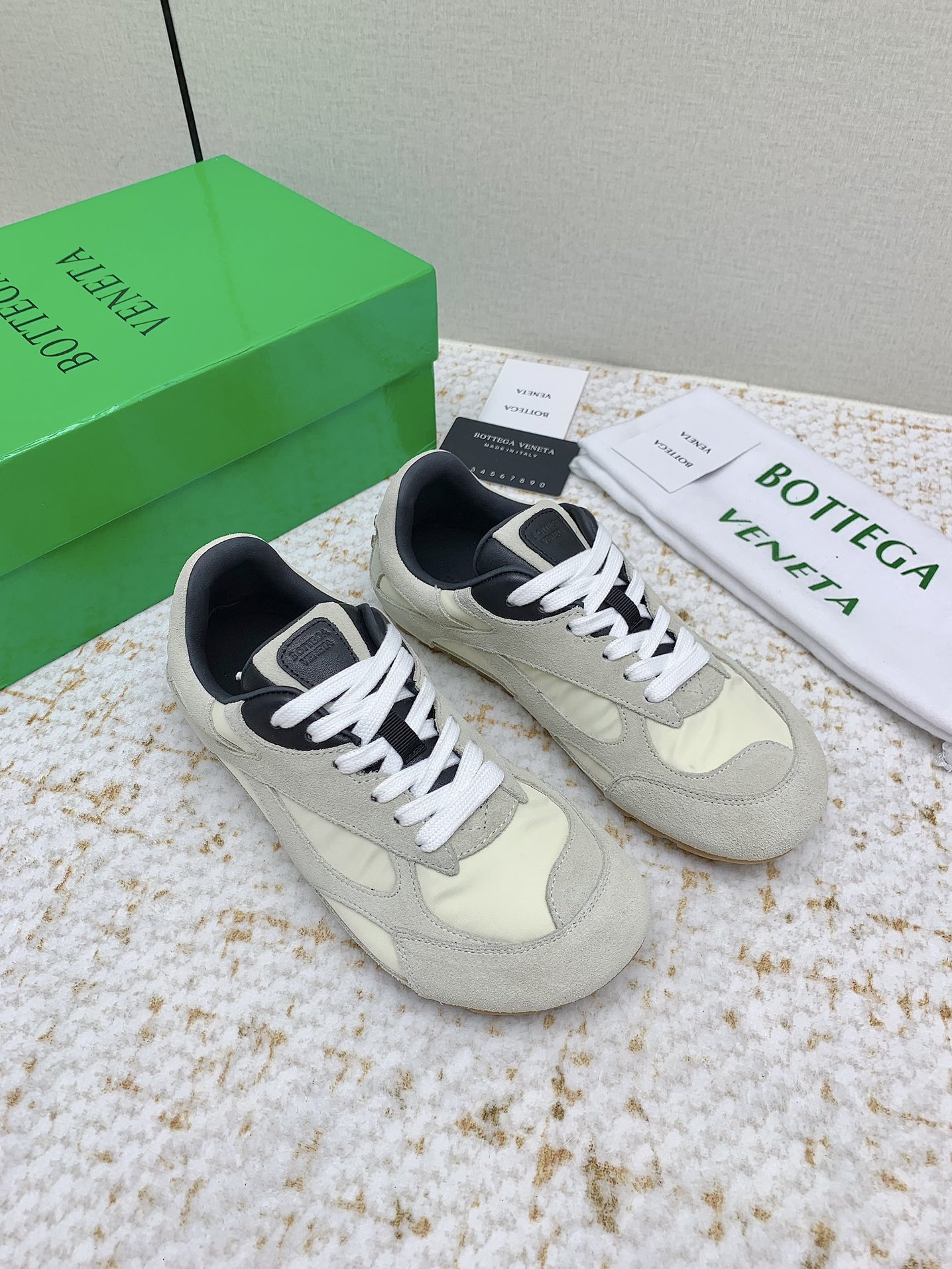 NO:382034,Bottega Veneta BV Baodiejia 25/Latest hit Forrest Gump shoes, German training, casual sports shoes Sneaker technology nylon and suede, inspired by retro sneakers, new interpretation of classic sneakers, light, comfortable and breathable summer essentials, using classic woven texture, super recognizable, nylon suede splicing, full texture!   #Size#Women 35-40 (40 custom made no return or exchange) #Men 39-45 (45 custom made no return or exchange), casual shoes/sports shoes, bottega veneta, bottega veneta, bottega veneta, bottega veneta, bottega veneta, bottega veneta, bottega veneta, sneakers, chamois leather19860909女男Bottega Veneta BV葆蝶家 25/最新爆款 阿甘鞋 德训 休闲 运动鞋 Sneaker科技尼龙和绒面打造,灵感来自复古球鞋,全新演绎经典运动鞋,轻便、舒适、透气的夏季必备单品 采用经典的编织纹理,超有辨识度,尼龙麂皮拼接,满满的质感呈现！  #Size#女35-40（40订做不退换）  #男39-45（45订做不退换）,休闲鞋/运动鞋,bottega veneta,bottega veneta,bottega veneta,sneakers,chamois leather,Women's Shoes