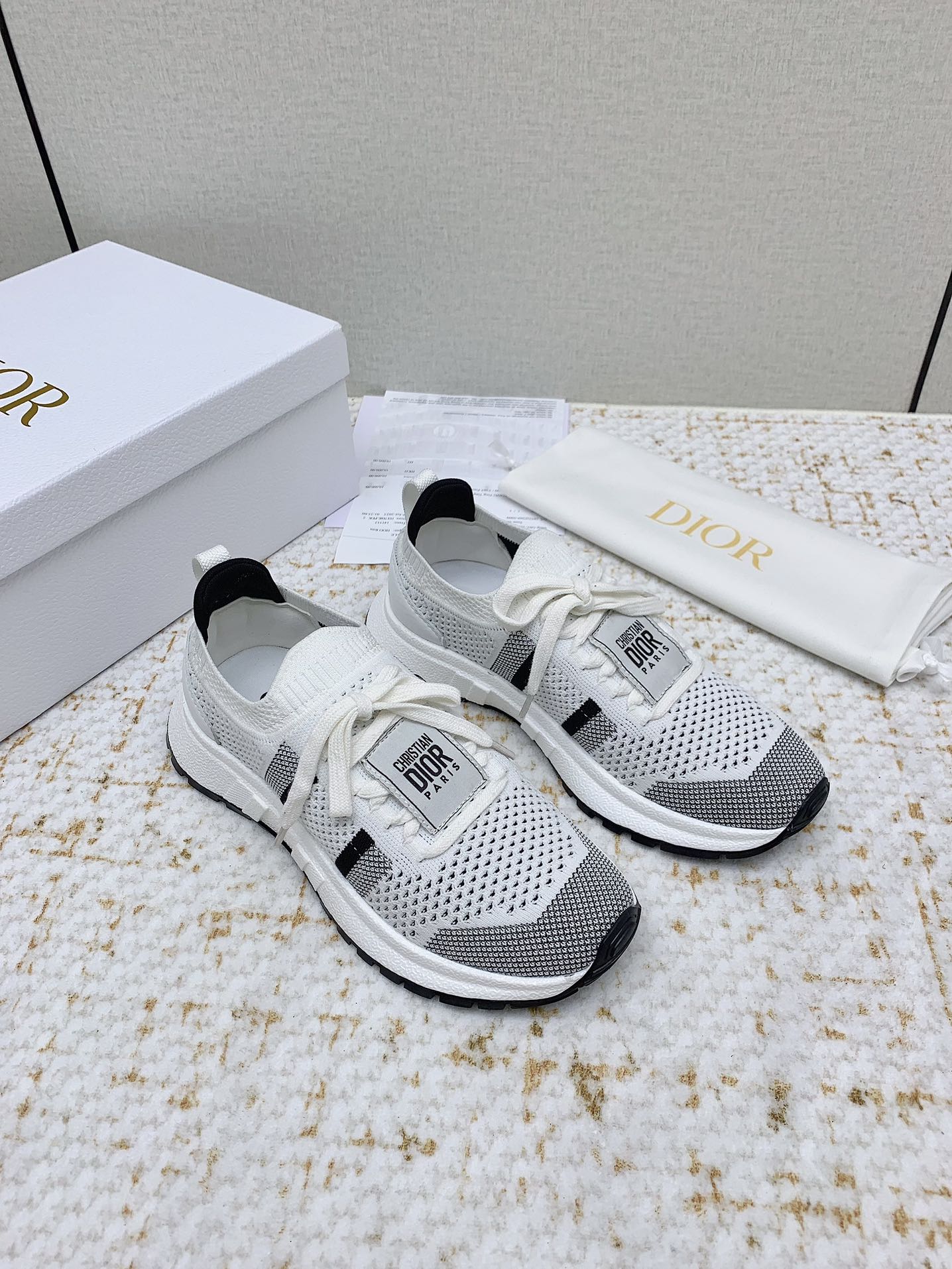 NO:382040,(High version) DIOR CHRONO 25ss latest new style, casual business, integrated sports shoes, simple and super versatile. Upper matching Logo cloth. It is perfect and luxurious to match spring, summer, autumn and winter clothing. It is more comfortable to wear. The original material is disassembled and replicated. The flying woven upper is breathable and comfortable. The original super light TPU absorbent film and anti-slip sole is unique. Full of details. Fine workmanship is worth owning. Configuration counter original packaging. 3 colors selection!  size35–41 (40.41 custom made, casual shoes/sports shoes, dior, dior, sneakers19860909（高版本）  DIOR CHRONO迪奥 25ss最新新款 休闲 商务 集一体运动鞋 简约超级百搭. 鞋面搭配 Logo布标.上脚完美奢华可任意搭配春夏秋冬服饰 上脚更是舒适 材质原版拆解完美复刻 飞织鞋面透气舒适 原版超级轻盈TPU吸膜防滑大底 别出心裁 细节满满 做工精细 值得拥有 配置专柜原版包装 3色选择！ size35–41（40.41订做,休闲鞋/运动鞋,dior,dior,sneakers,Women's Shoes