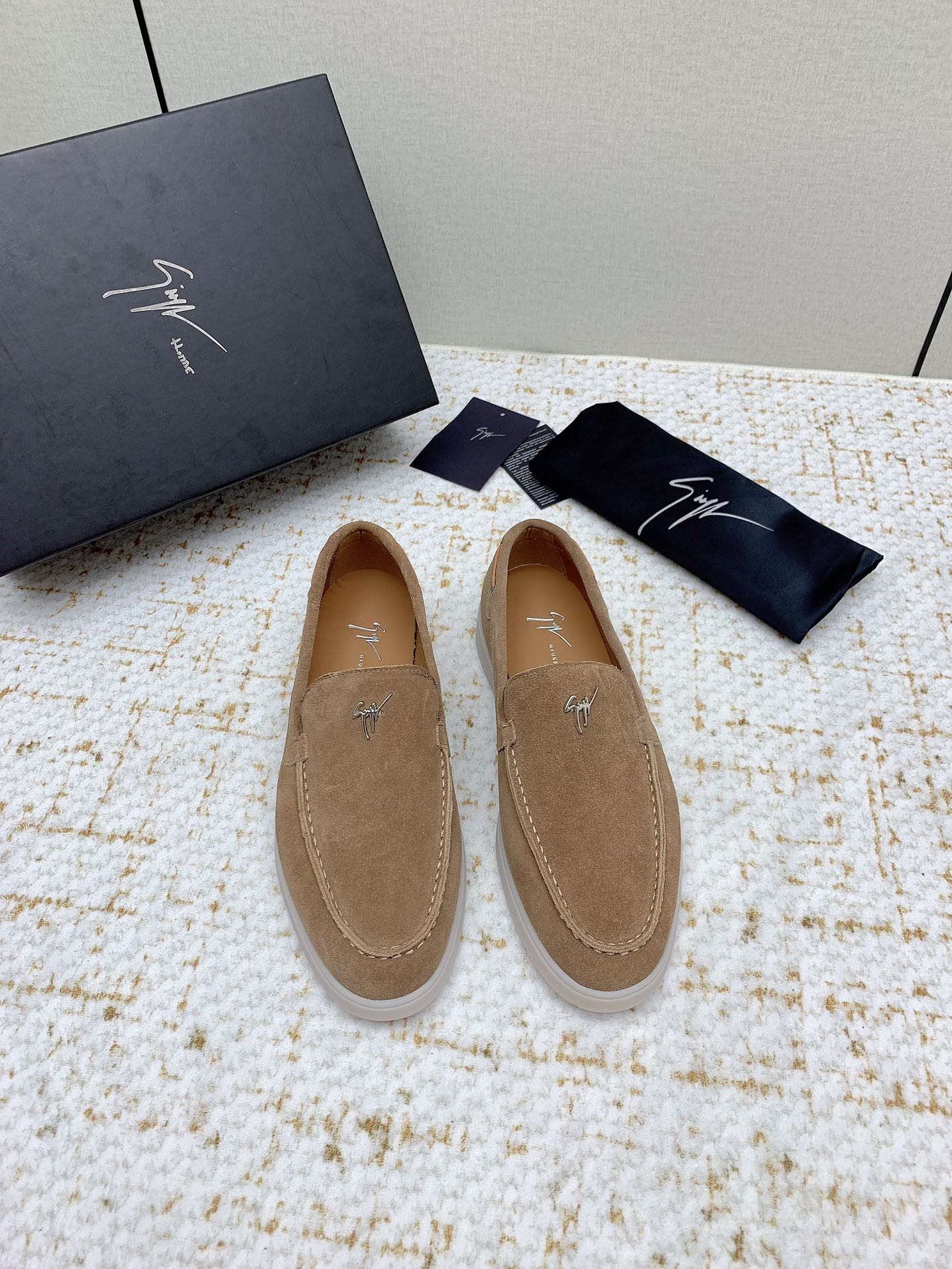 NO:382028,(High version) Giuseppe Zanotti Giuseppe Sano's 25th latest simple casual series, one-foot casual flat shoes, men's style, original purchase and development, made of goods, this Giuseppe Zanotti hardware buckle + high silky smooth suede cowhide leather to create smooth lines, business lightweight, men's simple/fashionable spring and summer/one-foot lazy shoes. Delivery counter exquisite packaging Fabric: original custom imported top layer cowhide inner original custom cowhide sole original open mold raw rubber sole Size: 40-46 (customized by 45/46), loafers, flats, cowhide19860909（高版本） Giuseppe Zanotti朱塞佩萨诺第25最新简约休闲系列 一脚蹬休闲平底鞋乐福鞋男款 原版购入开发 做货 这款Giuseppe Zanotti 五金搭扣+高丝光滑绒面牛皮革塑造流畅线条,商务轻便首选,男装简约/时尚春夏/一脚蹬懒人鞋. 配送专柜精美包装 面料:原版定制进口头层牛皮 内里原版定制牛皮里 鞋底原版开模生胶底 Size:40-46（45/46定做）,乐福鞋,loafers,flats,cowhide,Women's Shoes