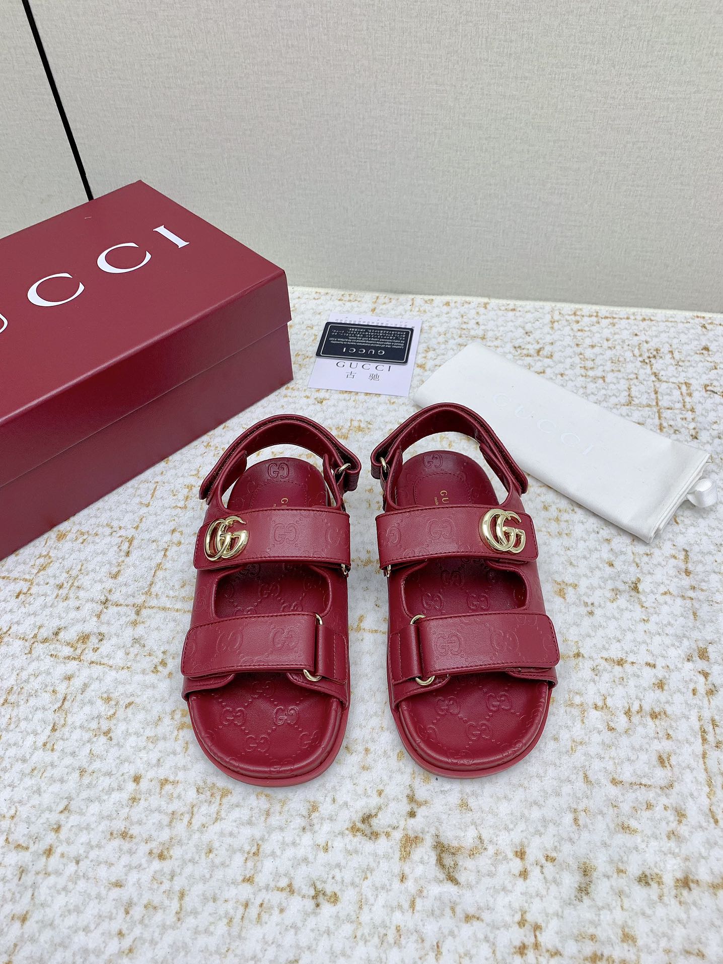 NO:382070,(High version) Gucci - the latest summer sandals, slippers, beach shoes... versatile M multiple skirts/pants, internet celebrities can wear different colors of socks and are super fashionable. Gucci original cowhide surface... double G rhinestone logo... TPU anti-slip sole... Original open mold midsole cowhide footbed... 35-40 positive size, sandals, gucci, sandals, slippers, skirts, cowhide, socks19860909（高版本）  Gucci——夏季最新款凉鞋,拖鞋,沙滩鞋…… 百搭M多裙子/裤子,网红搭配不同颜色袜子穿也超级洋气 Gucci原版牛皮面…双G水钻Logo…TPU防滑大底…原版开模中底牛皮垫脚… 35—40正码,凉鞋,gucci,sandals,slippers,skirts,cowhide,socks,Women's Shoes