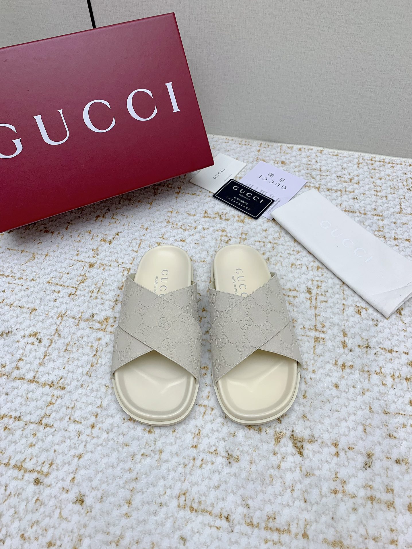 NO:382065,(High version) Gucci - the latest summer sandals, slippers, beach shoes... versatile M multiple skirts/pants, internet celebrities can wear different colors of socks and are super fashionable. Gucci original cowhide surface... double G~Logo... TPU anti-slip sole... original open mold midsole cowhide footbed... 35-40 positive size, slippers, gucci, sandals, slippers, skirts, cowhide, socks19860909（高版本）  Gucci——夏季最新款凉鞋,拖鞋,沙滩鞋…… 百搭M多裙子/裤子,网红搭配不同颜色袜子穿也超级洋气 Gucci原版牛皮面…双G~Logo…TPU防滑大底…原版开模中底牛皮垫脚… 35—40正码,拖鞋,gucci,sandals,slippers,skirts,cowhide,socks,Women's Shoes
