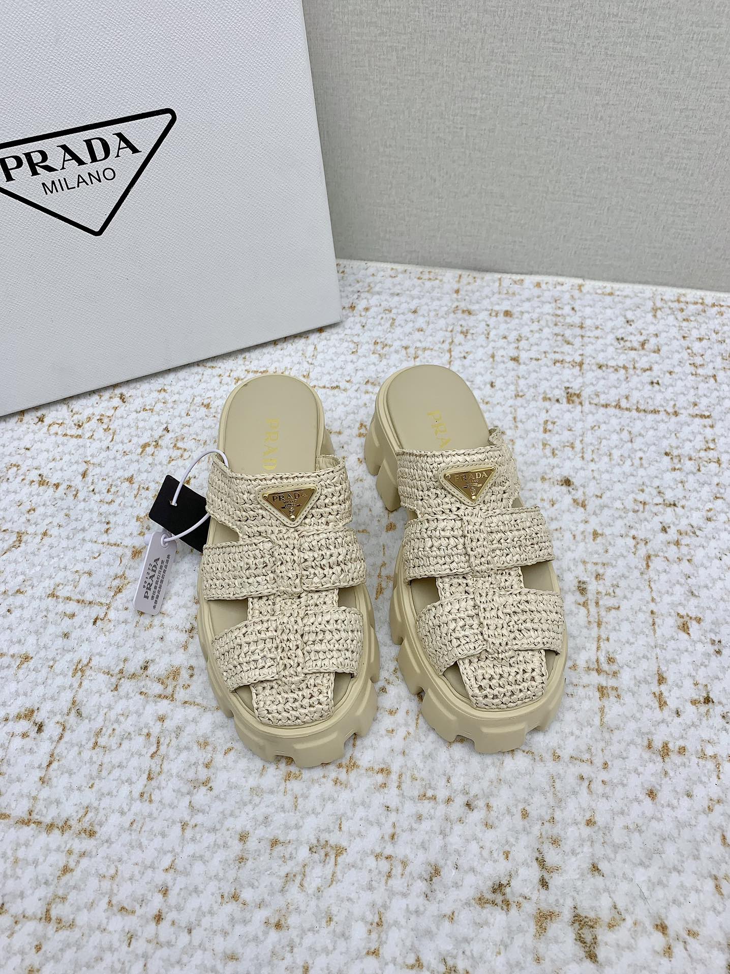 NO:382060,(High version) prada Prada 25/ New style Roman woven toe, thick sole, sponge cake, sandals, the rhythm of the counter being out of stock as soon as it is on. There are so many internet celebrity fashion bloggers planting grass. It is really comfortable to put on your feet, delicate, comfortable and not monotonous!  The perfect match for small girls. Don't miss it. Upper: pure hand-crochet foot pad: sheepskin foot pad Sole: original foam light sole Size: #35-41 (40.41 custom made without return or exchange), semi-trail, prada, prada, sandals, sheepskin19860909（高版本） prada普拉达 25/ 新款 罗马编织包头 厚底 松糕 凉鞋 专柜一上就断货的节奏 超级多的网红时尚博主种草 上脚真的太舒服了,细腻舒适又不单调！小个子女生的绝配呀 不要错过 . 鞋面: 纯手工钩针编织 垫脚: 羊皮垫脚 鞋底: 原版发泡轻便底 Size: #35-41 (40 .41订做不退换）,半拖,prada,prada,sandals,sheepskin,Women's Shoes