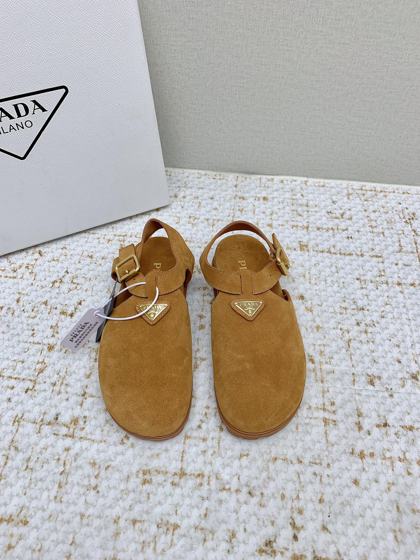 NO:382055,(High version) Prada Prada 25/ New Baotou Birken Sandals The rhythm of the counter being out of stock as soon as it is launched. There are so many internet celebrity fashion bloggers planting grass. It is really comfortable to put on your feet, delicate, comfortable and not monotonous!  All major internet celebrities are good!  Upper: Imported beef velvet oil edge Floor pad: Sheepskin foot pad Sole: Original Tpu sole Size: #35-41 (40.41 custom made without return or exchange), sandals, prada, prada, sandals, sheepskin19860909（高版本） prada普拉达 25/ 新款 包头 勃肯 凉鞋 专柜一上就断货的节奏 超级多的网红时尚博主种草 上脚真的太舒服了,细腻舒适又不单调！各大网红明星都有上脚！ 鞋面: 进口牛绒油边 垫脚: 羊皮垫脚 鞋底: 原版Tpu底 Size: #35-41 (40 .41订做不退换）,凉鞋,prada,prada,sandals,sheepskin,Women's Shoes