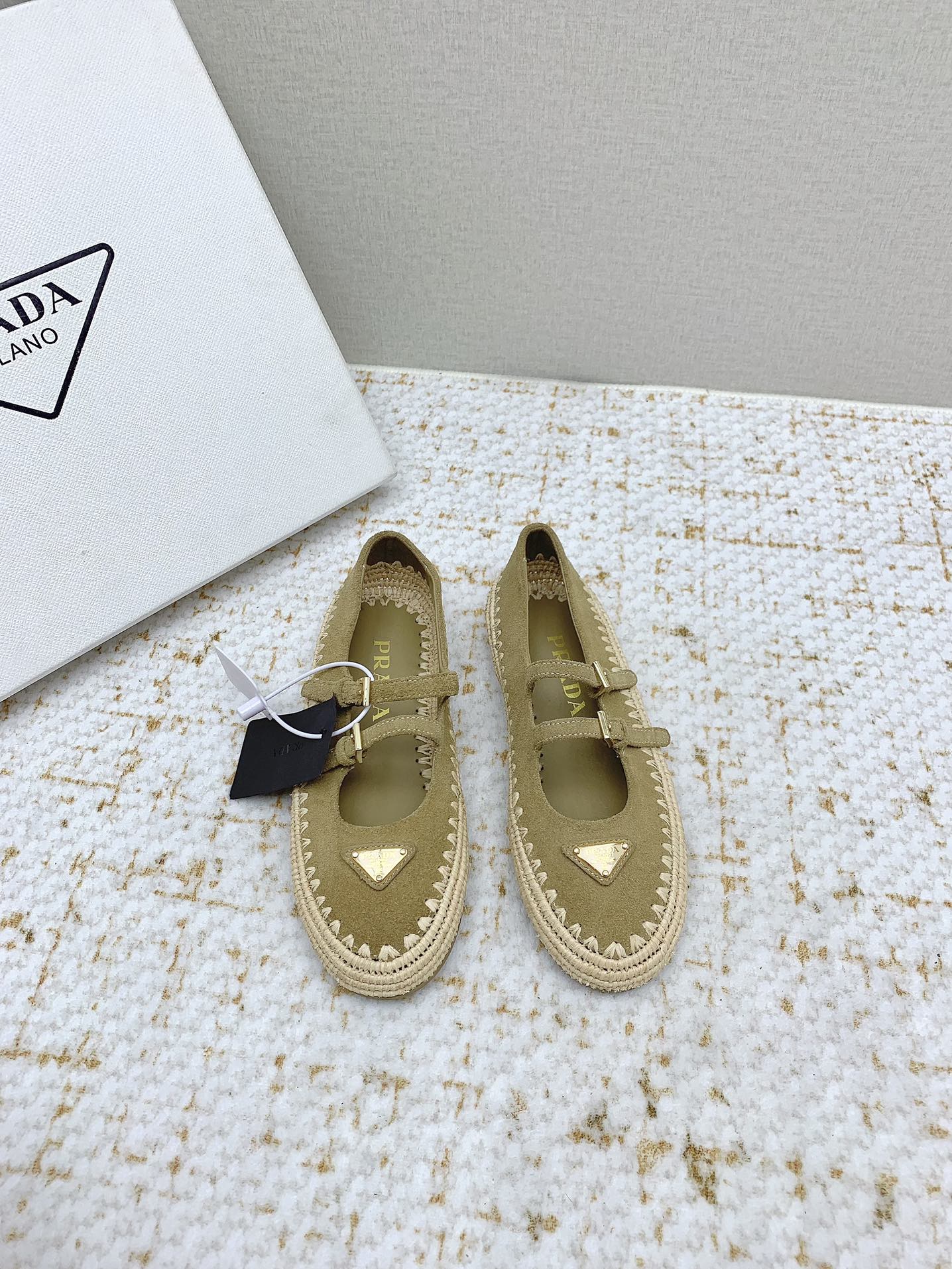 NO:382045,(High version) Prada Prada 25/ Latest Rafi grass weaving Mary Zhen flat-sole shoes Purchasing level Pure hand-woven with iconic triangle logo Exquisite and modern Double-band design adds a retro charm Straw woven soles incorporate casual texture One-step style Convenient and fashionable Easy to grasp Italian elegant style It is an indispensable existence in a fashionable wardrobe Imported cowhide. Niujing imported lambskin in the inner lining Original rubber non-slip sole Size#35-41 (40.41 custom made without return or exchange), single shoes, prada, prada, mary jane, espadrilles, cowhide, sheepskin19860909（高版本）  Prada普拉达 25/ 最新 拉菲草编玛丽珍平底单鞋 代购级别 纯手工编织 搭配标志性三角徽标 精致又摩登 双带设计增添复古韵味 草编鞋底融入休闲质感 一脚蹬款式 便捷又时髦 轻松拿捏意式优雅格调 是时尚衣橱里不可或缺的存在 鞋面进口牛皮.牛京 内里进口小羊皮 大底原版橡胶防滑大底 Size#35-41（40.41定做不退换）,单鞋,prada,prada,mary jane,espadrilles,cowhide,sheepskin,Women's Shoes