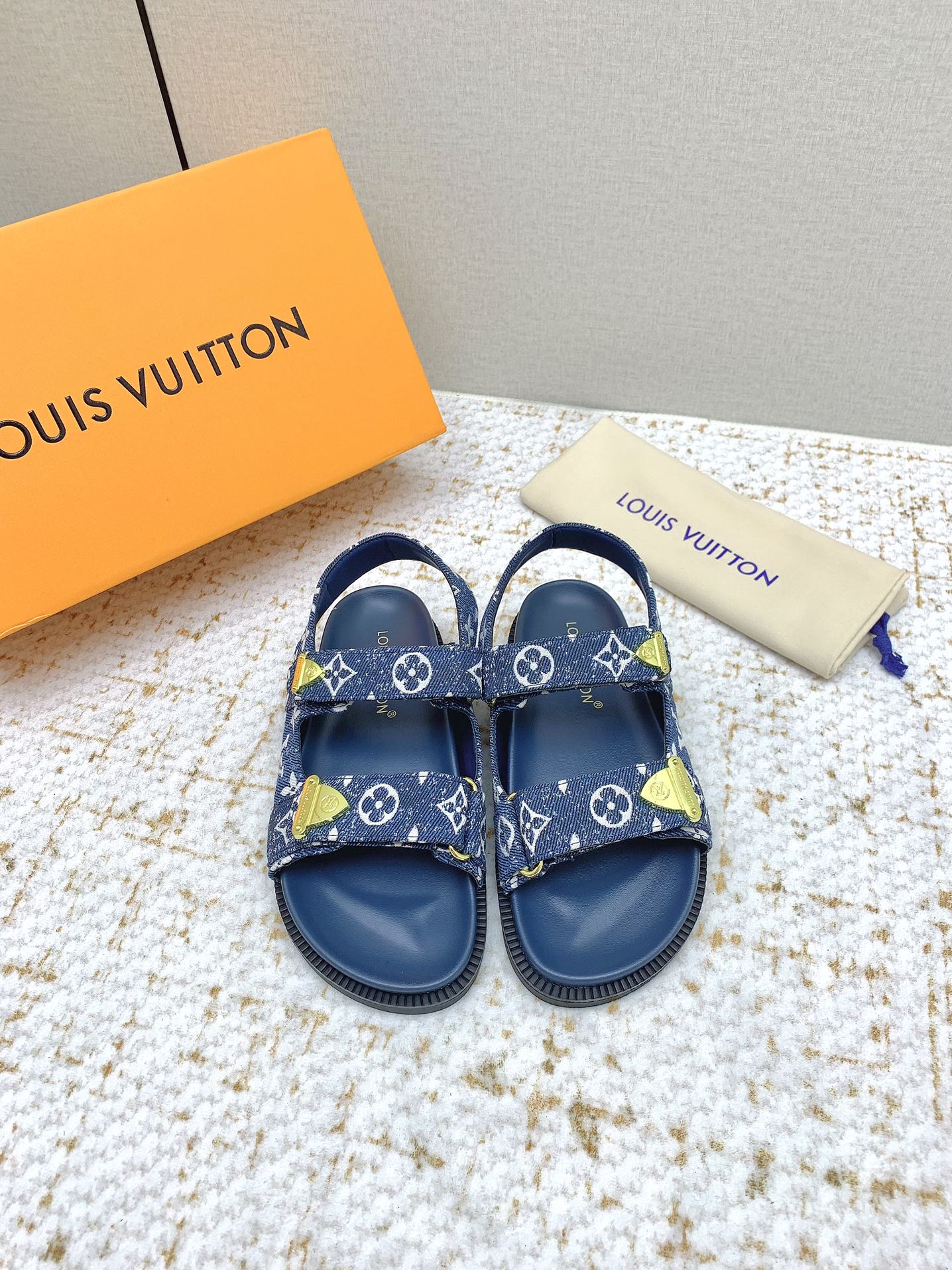 NO:382027,(High version) LOUIS VUITTON | Louis Vuitton The latest fashionable and casual semi-sandals ~ the latest trendy products of the season. Many bloggers have planted grass and purchased the original model to customize the model. The master's degree in professional research on hollow combination design and applied linguistics is very versatile and fashionable and casual outfits, comfortable to wear. I keep it for my own recommendation!  Special material for upper LV, denim, inner sheepskin standard, exclusive original mold opening, clear log, size 35-42 (40.41.42 custom made, no return or exchange), sandals, louis vuitton, louis vuitton, louis vuitton, louis vuitton, sandals, sheepskin19860909（高版本） LOUIS VUITTON | 路易威登 最新时尚休闲半凉鞋～代购级当季最新潮品 众多博主纷纷种草,入购原版开模定制 镂空组合设计与应用语言学硕士专业研究非常百搭时尚休闲穿搭,上脚舒适 自留推荐！ 鞋面LV专用材料 牛仔 内里羊皮标准码 垫脚独家原版开模清晰log 码数35-42（40.41.42定做不退换）,凉鞋,louis vuitton,louis vuitton,louis vuitton,sandals,sheepskin,Women's Shoes