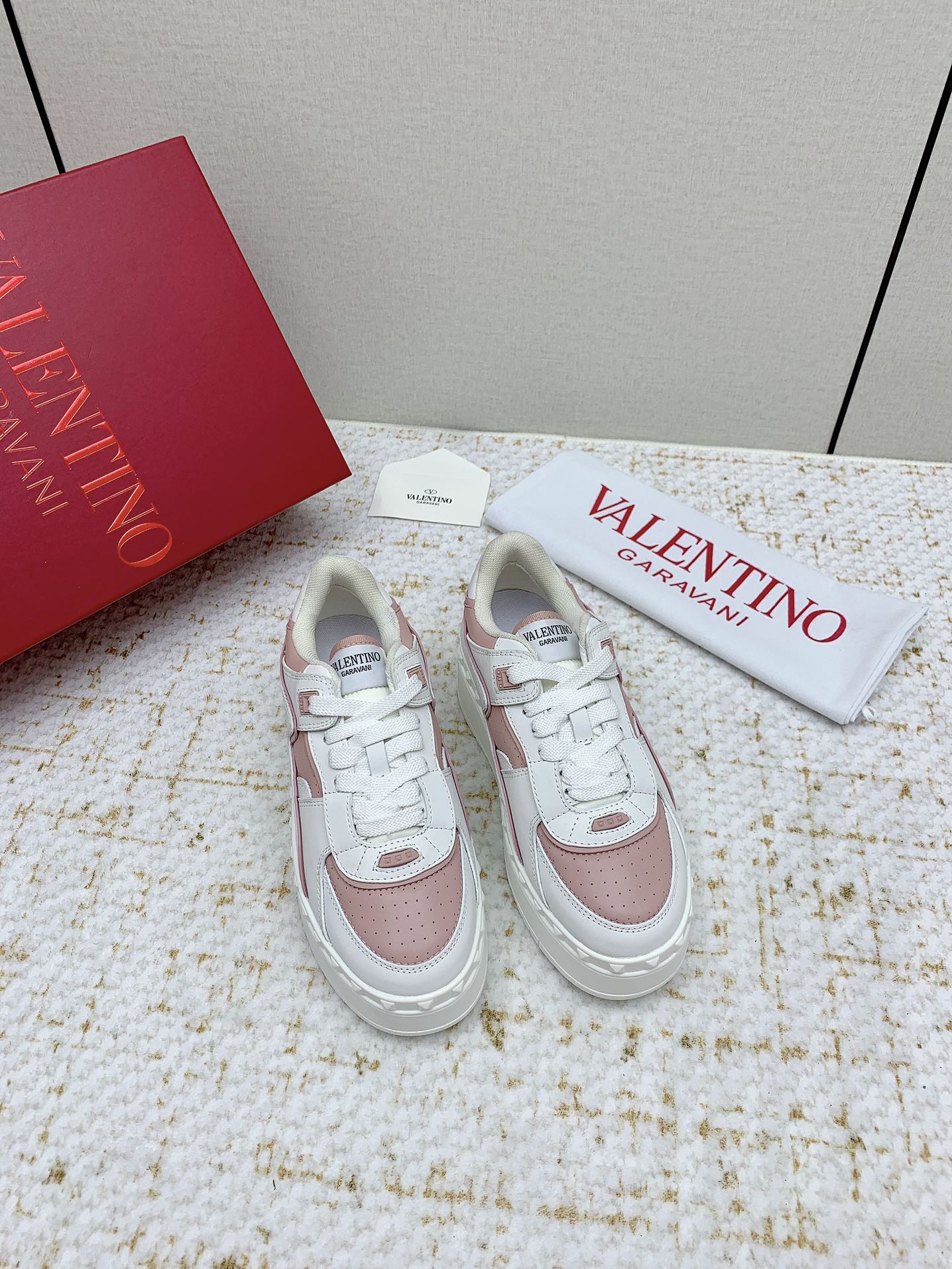 NO:382069,(High version) valentino fw 25ss new arrival~Valentino VT 2025 Early Spring Freedots sneakers, thick-soled white shoes, casual shoes, same style as Tan Jianci, comfortable and versatile, original purchase and development, pursue the highest quality, all made of original 1:1 materials, exclusive mold opening!  All details are strictly required, striving to be flawless. The counter is synchronized with a full set of packaging. Fabric: Customized cowhide. Spliced ​​oil edges. Inner: dense roots and striped fabric. Outsole: original TPU material outsole. Comfortable and wear-resistant. Size#35-40 (40 custom made without return or exchange), casual shoes/sports shoes, valentino, valentino, sneakers, cowhide19860909（高版本）  valentino fw 25ss new arrival～华伦天奴 VT 2025早春 Freedots运动鞋 厚底小白鞋 休闲鞋 檀健次同款 舒适百搭 原版购入开发 追求最高品质 全部采用原版1:1材料制作,独家开模！ 所有细节严格要求,力求完美无瑕 专柜同步全套包装 面料:定制牛皮 拼接油边 内里:密根拉架条纹布 大底:原版TPU材质大底 舒适耐磨 Size#35-40(40订做不退换）,休闲鞋/运动鞋,valentino,valentino,sneakers,cowhide,Women's Shoes