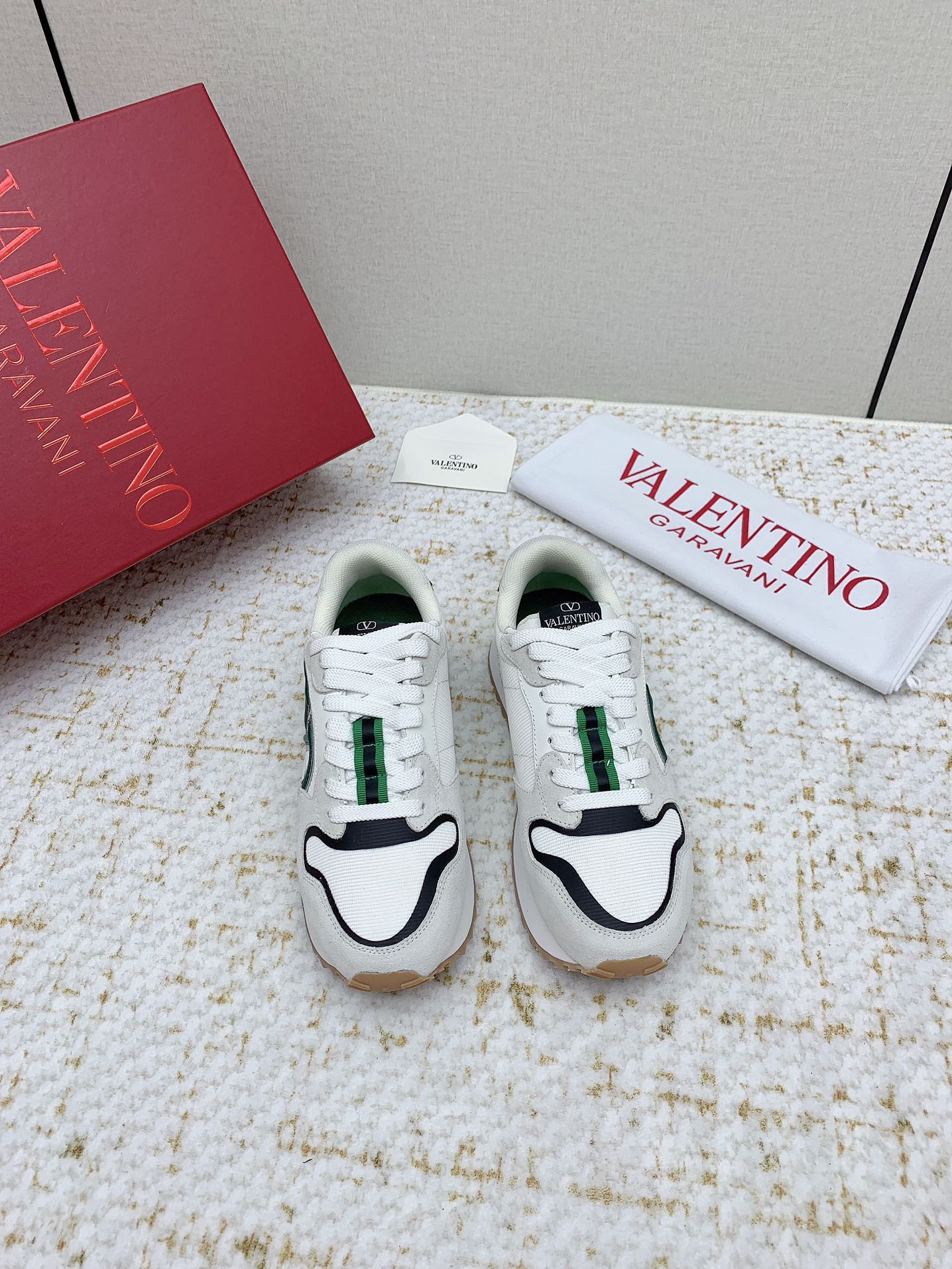 NO:382074,(High version) Valentino V Home 25ss New casual, thick-soled dad shoes, couple sneakers, original purchase and development, making products, various colors are eye-catching, activate the charming sunny boy. The shoe design combines trendy and coolness with daily style, full of street feel!  Fabric: Original custom imported top layer cowhide Inner: Imported breathable net Outsole: Original mold foam lightweight sole Size#Women 35-40 (Women 40.41 custom made without return or exchange) #Men 39-45 (Men 39.45 custom made without return or exchange), casual shoes/sports shoes, valentino, valentino, sneakers, cowhide19860909（高版本） Valentino华伦天奴V家 25ss 新款休闲 厚底老爹鞋 情侣运动鞋 原版购入开发 做货 各种色彩搭配吸睛十足,激活魅力无限的阳光少年 鞋子设计将潮酷融合日常造型 街头感十足！ 面料:原版定制进口头层牛皮 内里:进口透气网里 大底:原版开模发泡轻便大底 Size#女35-40（女40.41订做不退换）  #男39-45（男39.45订做不退换),休闲鞋/运动鞋,valentino,valentino,sneakers,cowhide,Women's Shoes