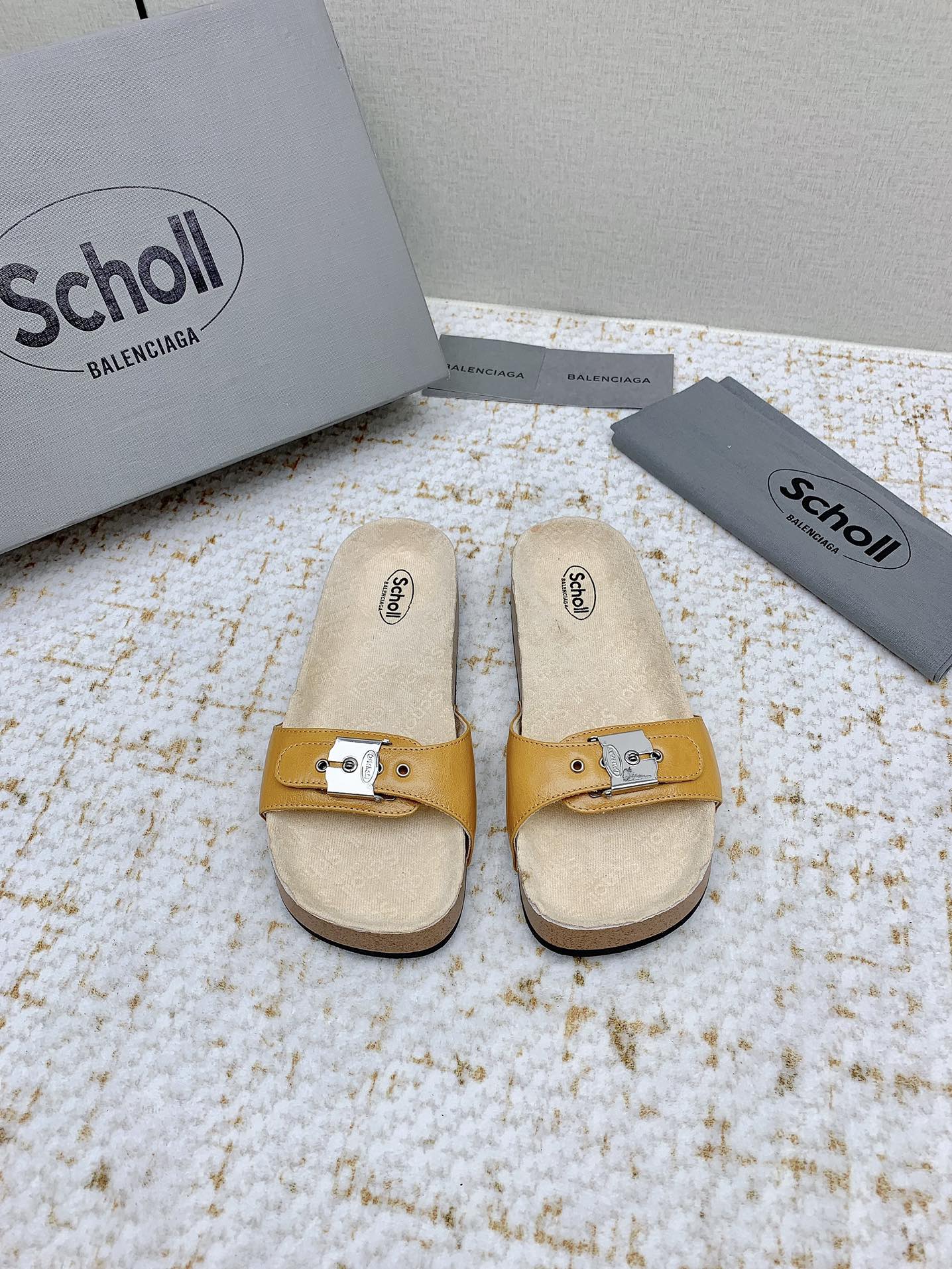 NO:382043,(High version) Scholl x Balenciaga Balenciaga 25 / round toe flat sole 520 limited series Cork sole non-slip slippers Balenciaga 2025 Balenciaga co-branded Scholl slippers, classic line design, popular super high texture breathable and super comfortable Fabric: original butter leather Sole: oak combination sole Size: #35-41 (40.41 custom made without return), slippers, balenciaga, balenciaga, slippers19860909（高版本）  Scholl x Balenciaga巴黎世家 25 / 圆头平底 520限定系列 软木底 防滑一字拖鞋 Balenciaga 2025巴黎世家联名Scholl拖鞋,经典的线条设计、人气超高质感透气超级舒适 面料: 原版牛油皮 鞋底: 橡木组合底 Size: #35-41(40.41定做不退换）,拖鞋,balenciaga,balenciaga,slippers,Women's Shoes