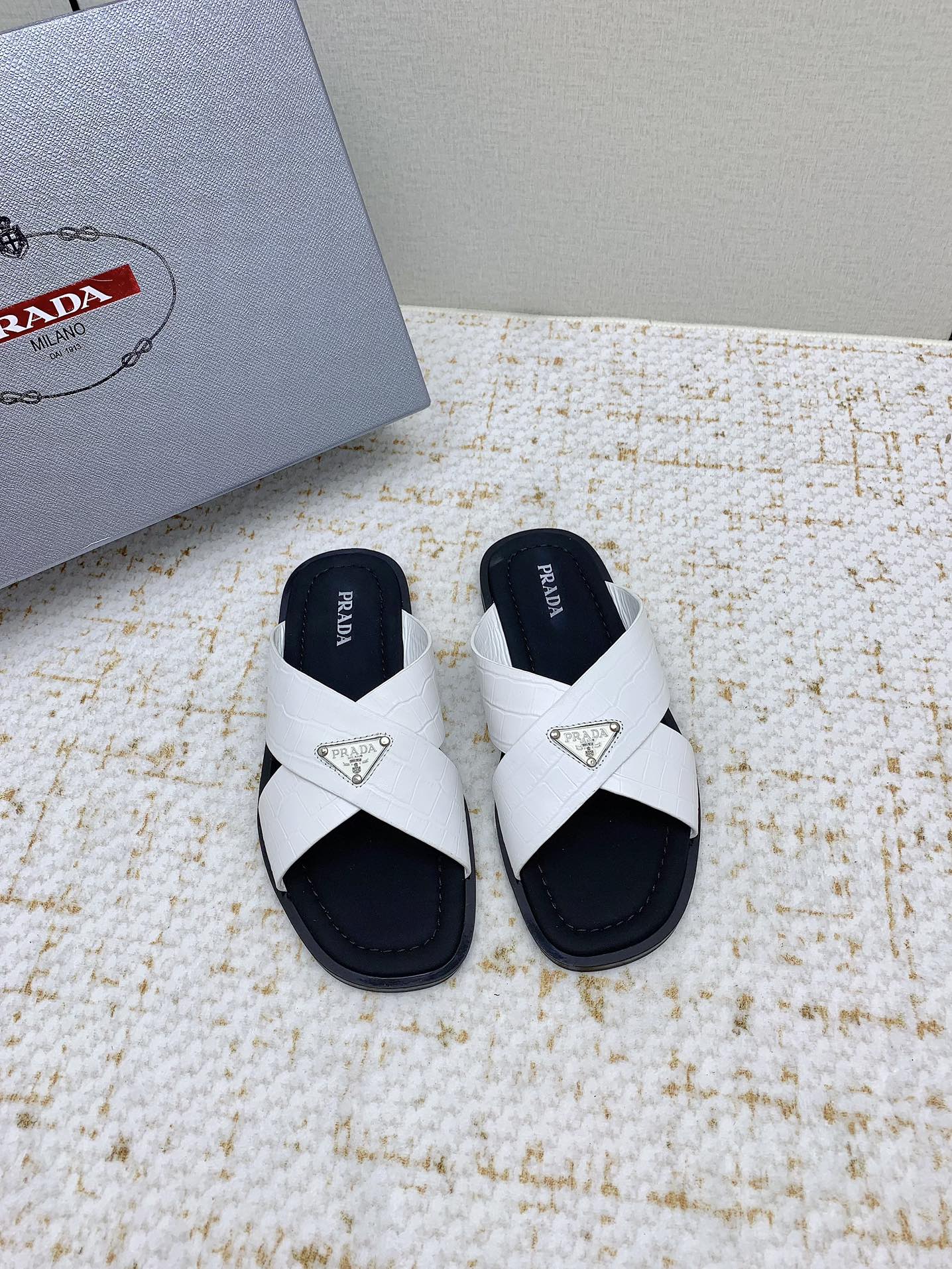 NO:382049,(High version) Prada P home triangle logo cross-belt flat sandals This cross-belt sandals are made of a modern silhouette to create an oil-edged craft that never grinds the feet, and combines simple and fashionable details. The iconic enameled triangle metal logo makes this shoe look more stylish, while the elevated rubber sole adds a sporty atmosphere. Delivery counter exquisite packaging Fabric: Original custom imported top layer cowhide custom cowhide inner cowhide original open mold rubber material Sole thick flat sole Size: Men's 39-45, slippers, prada, prada, sandals, slippers, cowhide19860909（高版本） Prada普拉达 P家 三角标 交叉带平底凉拖鞋 这款交叉带凉鞋以现代廓形打造油边工艺永不磨脚,并结合简约而时尚的细节.标志性的涂珐琅三角形金属徽标让这款鞋履更显格调,凸纹橡胶鞋底则平添运动气息. 配送专柜精美包装 面料:原版定制进口头层牛皮 内里定制牛皮里 鞋底原版开模橡胶材质 底厚平底 Size : 男款39-45,拖鞋,prada,prada,sandals,slippers,cowhide,Women's Shoes