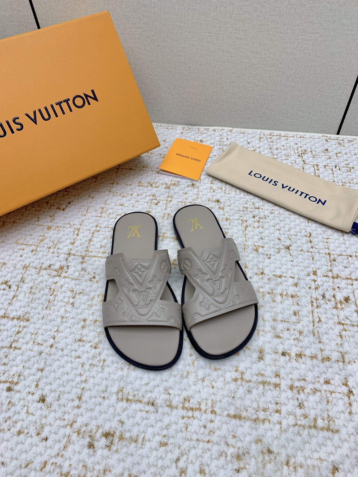 NO:382054,(High version) LV Louis Vuitton L Home Donkey Brand Flat Sole Relief Embossed Sandals This Miami sandals are made of Maxi Damier Grained Cowhide Leather, copy the texture of Louis Vuitton classic Damier canvas. Wide shoelaces can be adjusted with Velcro to exude a relaxed style. Paired with a lined tough insole and a miniature outsole, ensuring a light and flexible and comfortable wearing experience. Delivery counter exquisite packaging Fabric: Original custom imported cowhide Leather Customized head layer cowhide Leather Inside Customized head layer cowhide Sole Original open mold rubber material Sole Thick flat sole Size: Men's 39-45, slippers, louis vuitton, louis vuitton, louis vuitton, louis vuitton, louis vuitton, louis vuitton, slippers, cowhide19860909（高版本）  LV路易威登L家 驴牌 平底 浮雕 压花 凉拖鞋 本款 Miami 凉拖取材 Maxi Damier 粒面牛皮革,临摹路易威登经典 Damier 帆布的质感.宽幅鞋带可通过魔术贴调节,散发闲适格调.搭配加衬韧性鞋垫和微型外底,确保轻盈灵活的舒适穿着体验 配送专柜精美包装 面料:原版定制进口头层牛皮 内里定制头层牛皮 鞋底原版开模橡胶材质 底厚平底 Size : 男款39-45,拖鞋,louis vuitton,louis vuitton,louis vuitton,louis vuitton,slippers,cowhide,Women's Shoes