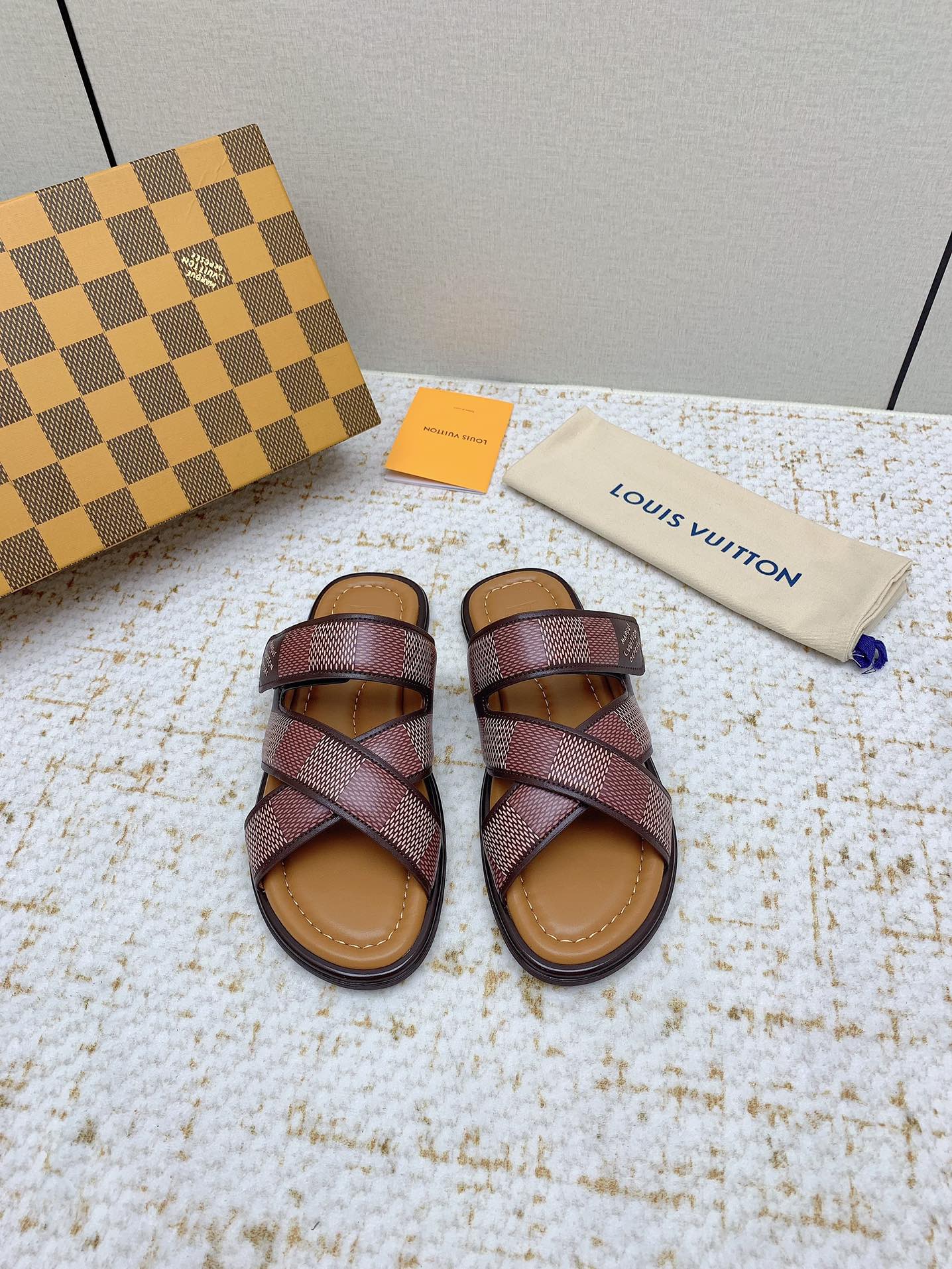 NO:382059,(High version) LV Louis Vuitton L Home Donkey Brand Flat Sole Relief Embossed Sandals This Miami sandals are made of Maxi Damier Grained Cowhide Leather, copy the texture of Louis Vuitton classic Damier canvas. Wide shoelaces can be adjusted with Velcro to exude a relaxed style. Paired with a lined tough insole and a miniature outsole, ensuring a light and flexible and comfortable wearing experience. Exquisite packaging for delivery counter Fabric: Original custom imported cowhide Leather Customized head layer cowhide Leather Inside Customized head layer cowhide Sole Original open mold rubber material Sole Thick flat sole Size: Men's 39-45, slippers, louis vuitton, louis vuitton, louis vuitton, louis vuitton, louis vuitton, louis vuitton, louis vuitton, slippers, cowhide19860909（高版本） LV路易威登L家 驴牌 平底 浮雕 压花 凉拖鞋 本款 Miami 凉拖取材 Maxi Damier 粒面牛皮革,临摹路易威登经典 Damier 帆布的质感.宽幅鞋带可通过魔术贴调节,散发闲适格调.搭配加衬韧性鞋垫和微型外底,确保轻盈灵活的舒适穿着体验 配送专柜精美包装 面料:原版定制进口头层牛皮 内里定制头层牛皮 鞋底原版开模橡胶材质 底厚平底 Size : 男款39-45,拖鞋,louis vuitton,louis vuitton,louis vuitton,louis vuitton,slippers,cowhide,Women's Shoes