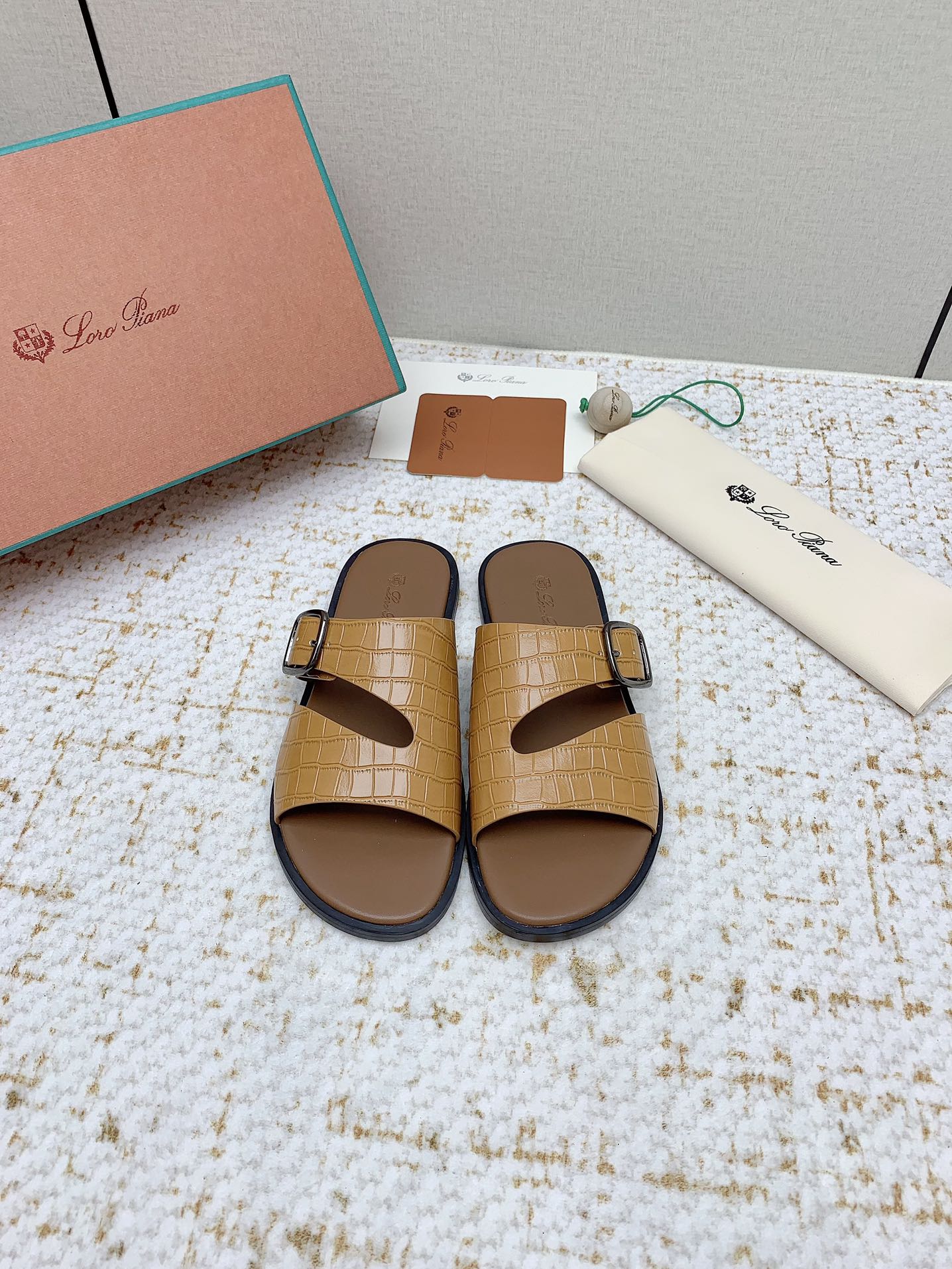 NO:382064,(High version) LP Loro Piana* High-version early spring model purchased 1:1 copy. The existing Loro Piana company was founded on April 24. The family business has been the sixth generation, providing high-quality products for customers who value taste and quality. Imported silk calfskin fabric. The inner lining is imported A-grade sweat-absorbing and breathable. Pure hand genuine packaging. The original one-to-one open mold sole. The love of the rich people in the Middle East has a sandals. The number of 38-46 (38, 45, 46 customized), slippers, loro piga, loro piga, slippers, cowhide19860909（高版本） LP Loro Piana* 高版早春季款购买原版1:1复制 于194月24日一手创立现有的Loro Piana公司.家族经营至今已是第六代,为讲求品味及对质量有要求的顾客提供上等的优质商品 进口丝绸小牛皮面料 内里采用进口A级吸汗透气里  纯手正品包装 原版一比一开模大底 中东土豪们的心头爱凉拖 码数38-46（38,45,46定做）,拖鞋,loro piana,loro piana,slippers,cowhide,Women's Shoes