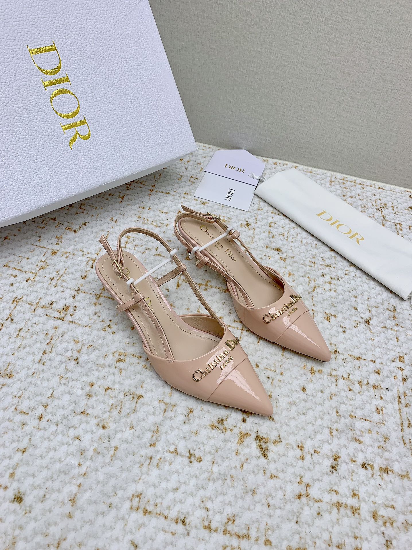 NO:403739,(High version) Dior 2025 spring and summer haute couture series new MY Dior high-heeled pointed toe women's shoes CD letter logo hardware buckle thin heel empty sandals Material imported edge beaded cowhide/calf leather/environmental breathable technology fabric + water dyed sheepskin lining + Italian genuine leather outsole Standard size 34-41 (34.40.41. Customized without return or replacement), high heels sandals, dior, dior, sandals, high heels, cowhide, sheepskin, Leather soles19860909（高版本）  迪奥 2025春夏高定系列新款 MY Dior 高跟尖头女鞋 CD字母logo五金扣细跟后空凉鞋 材质进口开边珠牛皮/小牛皮/环保透气科技面料+水染羊皮内里+意大利真皮大底 码数标准码34-41（34.40.41.定制不退不换）,高跟鞋凉鞋,dior,dior,sandals,high heels,cowhide,sheepskin,Leather soles,Women's Shoes