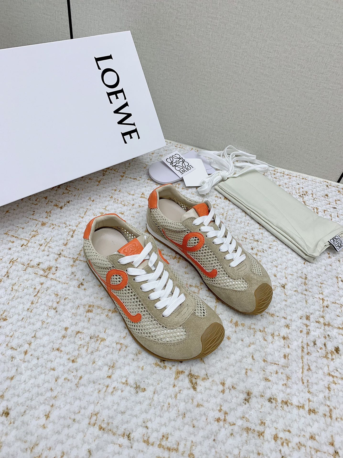 NO:403760,(High version) Loewe 25/Runner2.0 Latest Mesh Ballet Casual Sports Shoes Desert shoes I'm so ugly and cute that I'm a little cute at first glance These colors are particularly beautiful and touching. A touching feeling. A huge number of customers have a very high level of comfort. The leather and outsole are particularly soft. It is particularly light and soft. It is rated as the most comfortable rampage shoes of the year.  Those who like to wear flat shoes are really recommended to buy. The upper is made of original imported calfskin/breathable net, inner sheepskin, original customized rubber combination sole, size 35-40 (40 customized, non-return and exchange), casual shoes/sports shoes, loewe, loewe, flats, sneakers, cowhide, sheepskin19860909（高版本） Loewe 罗意威 25/Runner2.0 最新 网面 芭蕾舞 休闲 运动鞋 德训鞋 丑萌得有点可爱 一眼被种草了 这几个颜色特别好看 让人动心的感觉 巨多客户反馈舒适度极高的一款德训鞋 皮料和大底特别柔软 特别轻巧 软软的 被评为年度最舒适的暴走鞋如履平地！ 喜欢穿平底鞋的真的推荐入手 鞋面采用原版进口小牛皮/透气网 内里羊皮 鞋底原版定制橡胶组合大底 码数35-40（40定制不退换）,休闲鞋/运动鞋,loewe,loewe,flats,sneakers,cowhide,sheepskin,Women's Shoes