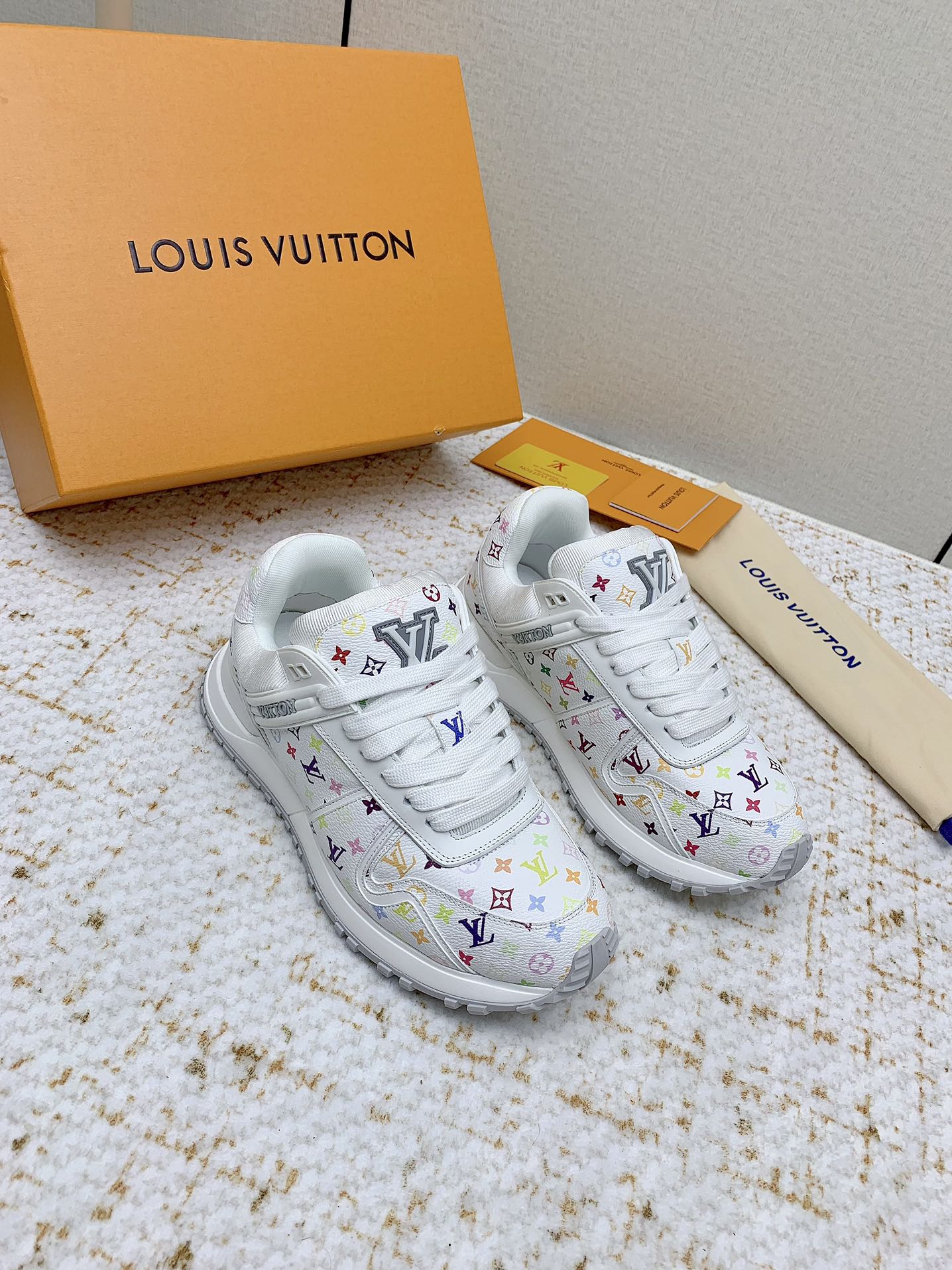 NO:403735,(High version) ■LV Louis Vuitton Ljia Lu Brand Runner Tatic series Thick sole Casual sports shoes Running shoes Original purchase and development Made this model LV Runner Tatic sports shoes combine mesh fabrics and straps to interpret the inspiration of traditional hiking shoes. LV letters are written on one side, and the lassoon buckles are embellished with fast lace-up system Monogram Flowers and Louis Vuitton logos, light and wear-resistant rubber outsole perfect overall, delivery counter exquisite packaging Fabric: original material original imported custom inner lining original custom sheepskin sole original mold opening anti-slip rubber combination material Sole thickness 4CM Size: men's 39-46 men (46 custom size, casual shoes/sports shoes, louis vuitton, louis vuitton, louis vuitton, louis  vuitton, louis vuitton,sneakers,sheepskin19860909（高版本） ■LV路易威登 L家驴牌Runner Tatic系列 厚底 休闲 运动鞋 跑鞋 原版购入开发 做货 本款 LV Runner Tatic 运动鞋融合网格面料和饰带等科技材质,演绎传统登山鞋的灵感启发.LV 字母抒写于一侧,快速系带系统的套索扣点缀 Monogram 花卉和路易威登标识,轻盈耐磨的橡胶外底完善整体 配送专柜精美包装 面料:原版材料原版进口定制 内里原版定制羊皮里 鞋底原版开模防滑橡胶组合材质 底厚4CM Size: 男款39-46男（46定制码,休闲鞋/运动鞋,louis vuitton,louis vuitton,louis vuitton,louis vuitton,sneakers,sheepskin,Women's Shoes