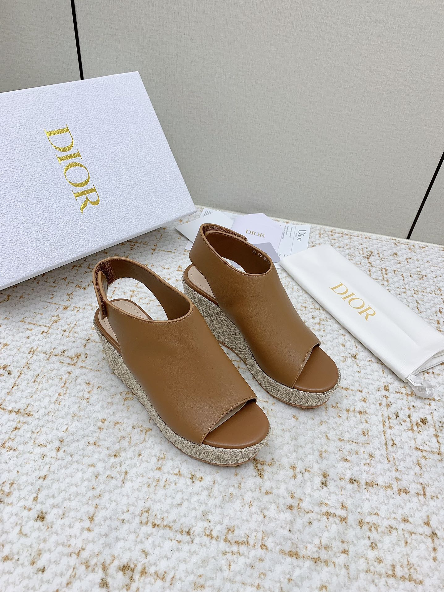 NO:407360,(High version) Dio* 25ss wedge sandals Waterproof platform slippers This Attitude wedge sandals draws inspiration from the retro logo to highlight the modern style Cowhide leather upper with 9cm wedge and 3cm beige Graphic rattan pattern embroidered thick sole The back is decorated with gold-finished metal logo. It can be matched with various styles of this season to show elegance. The upper is original cowhide inner water dyed sheepskin heel height 9cm waterproof platform 3cm Size35-39 (custom made in 40.41), sandals, dior, sandals, slippers, cowhide, sheepskin19860909（高版本） Dio* 25ss坡跟凉 鞋 防水台拖鞋 这款 Attitude 坡跟凉拖 从复古标识汲取灵感 彰显现代风格 牛皮革鞋面 搭配9cm 坡跟和 3cm 米色Graphic藤格纹图案刺绣厚底 后侧饰以金色饰面金属标志 可与本季各式造型搭配 彰显优雅风 鞋面原版牛皮 内里水染羊皮 跟高9cm 防水台3cm Size35-39（40.41订做）,凉鞋,dior,sandals,slippers,cowhide,sheepskin,Women's Shoes