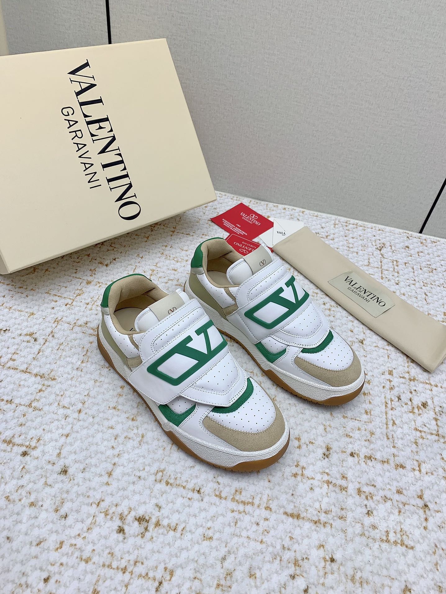 NO:407358,(High version) VALENTINO Valentino 2025 hot casual sneakers!  Fabric: Original custom punching + full grain cowhide foot pads: Cowhide + V-standard special injection molding insole (original 1:1) Outsole: TPR + raw glue combination wear-resistant sole Packaging: Original beige full set of noble counter packaging Size: Women's 35-41, men's 38-45 women's clothing 40.41 men's model 45.46 customization, loafers, valentino, valentino, loafers, sneakers, cowhide19860909（高版本）  VALENTINO华伦天奴2025爆款休闲运动鞋！ 面料:原版定制冲孔+全粒面牛皮 垫脚:牛皮+V标专用注塑鞋垫(原版1:1) 大底:TPR+生胶组合耐磨大底 包装:原版米黄色全套高贵专柜包装 码数:女35-41,男38-45女装40.41男款45.46定制,乐福鞋,valentino,valentino,loafers,sneakers,cowhide,Women's Shoes