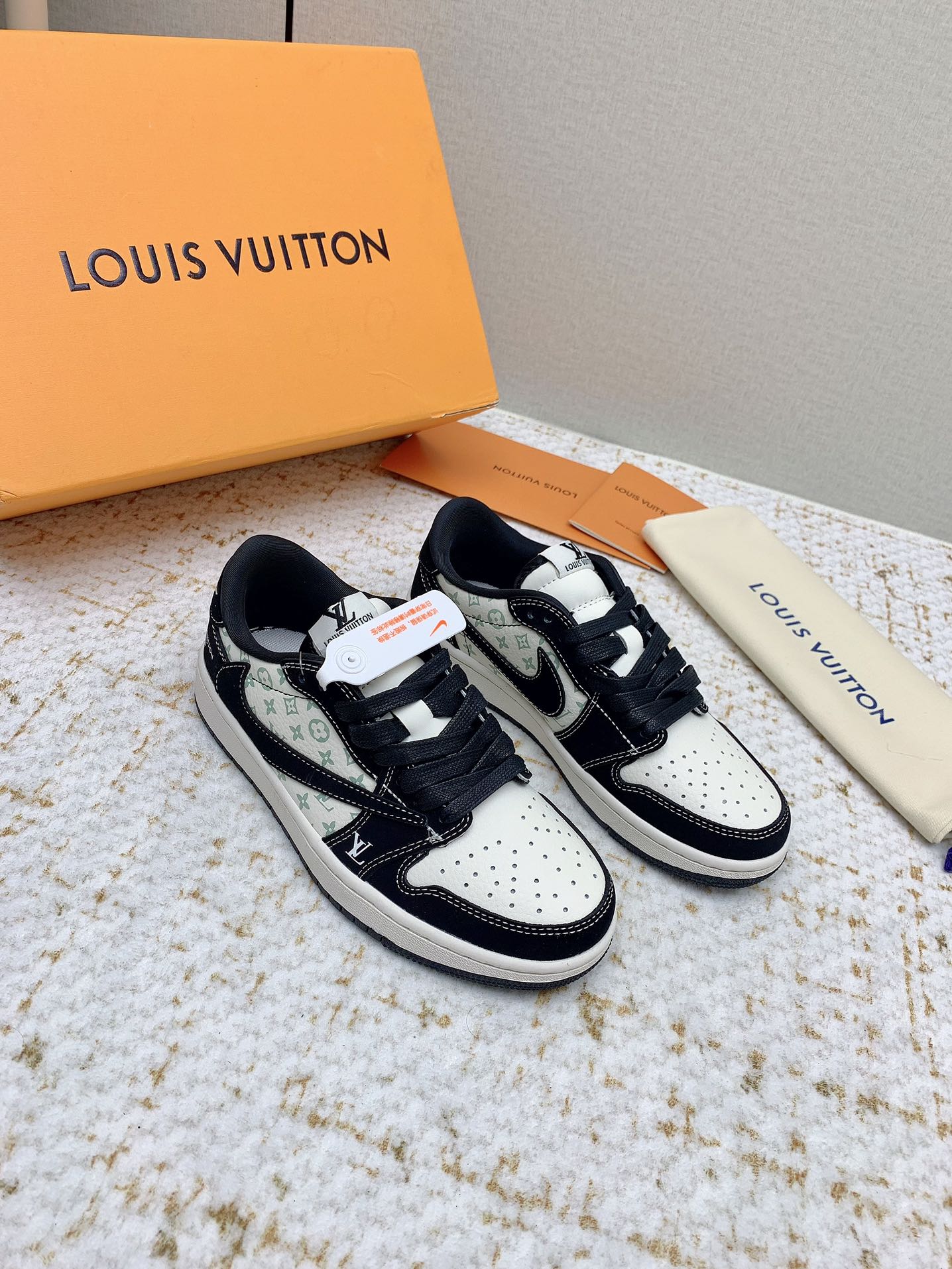 NO:407349,(High-up version) Nike co-branded LV casual shoes, limited show new style - top quality [purchase grade] couple model size Nike Joy Yi joint shoes open the eyes of the shoe fans, various unexpected design ideas, big lgou color scheme brings many surprises to everyone, hidden on the upper part of the shoe is unique, low-key showing the identity of the shoe model, the style that is necessary for trendy people, the foot is really good-looking and unpleasant... Fabric top layer cowhide imported mesh fabric, foot pad original injection molding pad, outsole original one-to-one wear-resistant raw glue outsole, packaging high-end gift box as shown in the figure Size 35-46, casual shoes/sports shoes, louis vuitton, sneakers, cowhide19860909（高版本） Nike联名lv休闲板鞋 限定走秀新款—顶级品质【代购级】情侣款码 耐克乔一联名鞋让鞋迷大开眼界,各种意想不到的设计创意,大lgou配色方案给大家带来了很多惊喜,隐匿于鞋帮处的联名为独特,低调显示着鞋款的身份,潮人必备的款式,上脚真心好看无法自拔…… 面料头层牛皮 内里进口网布 垫脚原版注塑成型垫 大底原版一比一耐磨生胶大底 包装高档礼盒如图所示 码数35-46,休闲鞋/运动鞋,louis vuitton,sneakers,cowhide,Women's Shoes