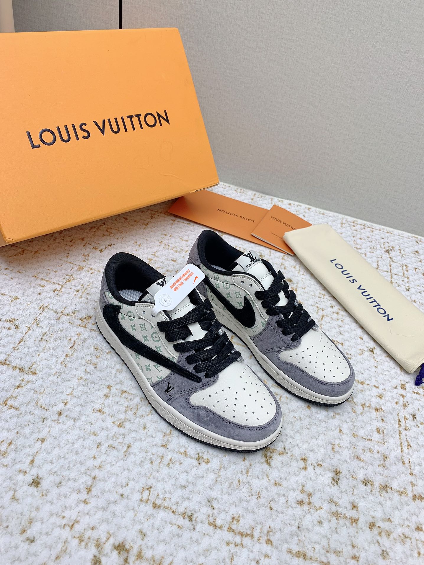 NO:407351,(High-up version) Nike co-branded LV casual shoes, limited show new style - top quality [purchase grade] couple model size Nike Joy Yi joint shoes open the eyes of the shoe fans, various unexpected design ideas, big lgou color scheme brings many surprises to everyone, hidden on the upper part of the shoe is unique, low-key showing the identity of the shoe model, the style that is necessary for trendy people, the foot is really good-looking and unpleasant... Fabric top layer cowhide imported mesh fabric, foot pad original injection molding pad, outsole original one-to-one wear-resistant raw glue outsole, packaging high-end gift box as shown in the figure Size 35-46, casual shoes/sports shoes, louis vuitton, sneakers, cowhide19860909（高版本） Nike联名lv休闲板鞋 限定走秀新款—顶级品质【代购级】情侣款码 耐克乔一联名鞋让鞋迷大开眼界,各种意想不到的设计创意,大lgou配色方案给大家带来了很多惊喜,隐匿于鞋帮处的联名为独特,低调显示着鞋款的身份,潮人必备的款式,上脚真心好看无法自拔…… 面料头层牛皮 内里进口网布 垫脚原版注塑成型垫 大底原版一比一耐磨生胶大底 包装高档礼盒如图所示 码数35-46,休闲鞋/运动鞋,louis vuitton,sneakers,cowhide,Women's Shoes