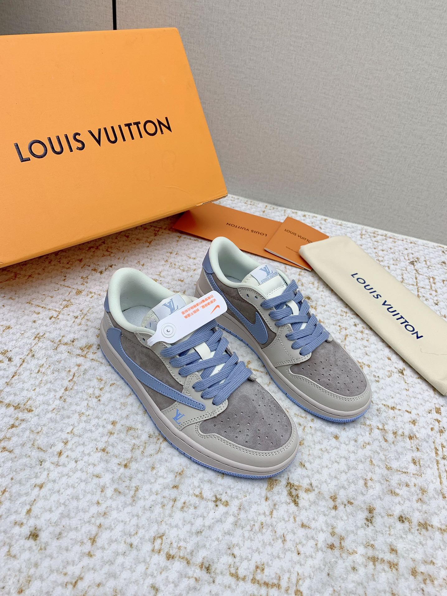 NO:407353,(High-up version) Nike co-branded LV casual shoes, limited show new style - top quality [purchase grade] couple model size Nike Joy Yi joint shoes open the eyes of the shoe fans, various unexpected design ideas, big lgou color scheme brings many surprises to everyone, hidden on the upper part of the shoe is unique, low-key showing the identity of the shoe model, the style that is necessary for trendy people, the foot is really good-looking and unpleasant... Fabric top layer cowhide imported mesh fabric, foot pad original injection molding pad, outsole original one-to-one wear-resistant raw glue outsole, packaging high-end gift box as shown in the figure Size 35-46, casual shoes/sports shoes, louis vuitton, sneakers, cowhide19860909（高版本） Nike联名lv休闲板鞋 限定走秀新款—顶级品质【代购级】情侣款码 耐克乔一联名鞋让鞋迷大开眼界,各种意想不到的设计创意,大lgou配色方案给大家带来了很多惊喜,隐匿于鞋帮处的联名为独特,低调显示着鞋款的身份,潮人必备的款式,上脚真心好看无法自拔…… 面料头层牛皮 内里进口网布 垫脚原版注塑成型垫 大底原版一比一耐磨生胶大底 包装高档礼盒如图所示 码数35-46,休闲鞋/运动鞋,louis vuitton,sneakers,cowhide,Women's Shoes