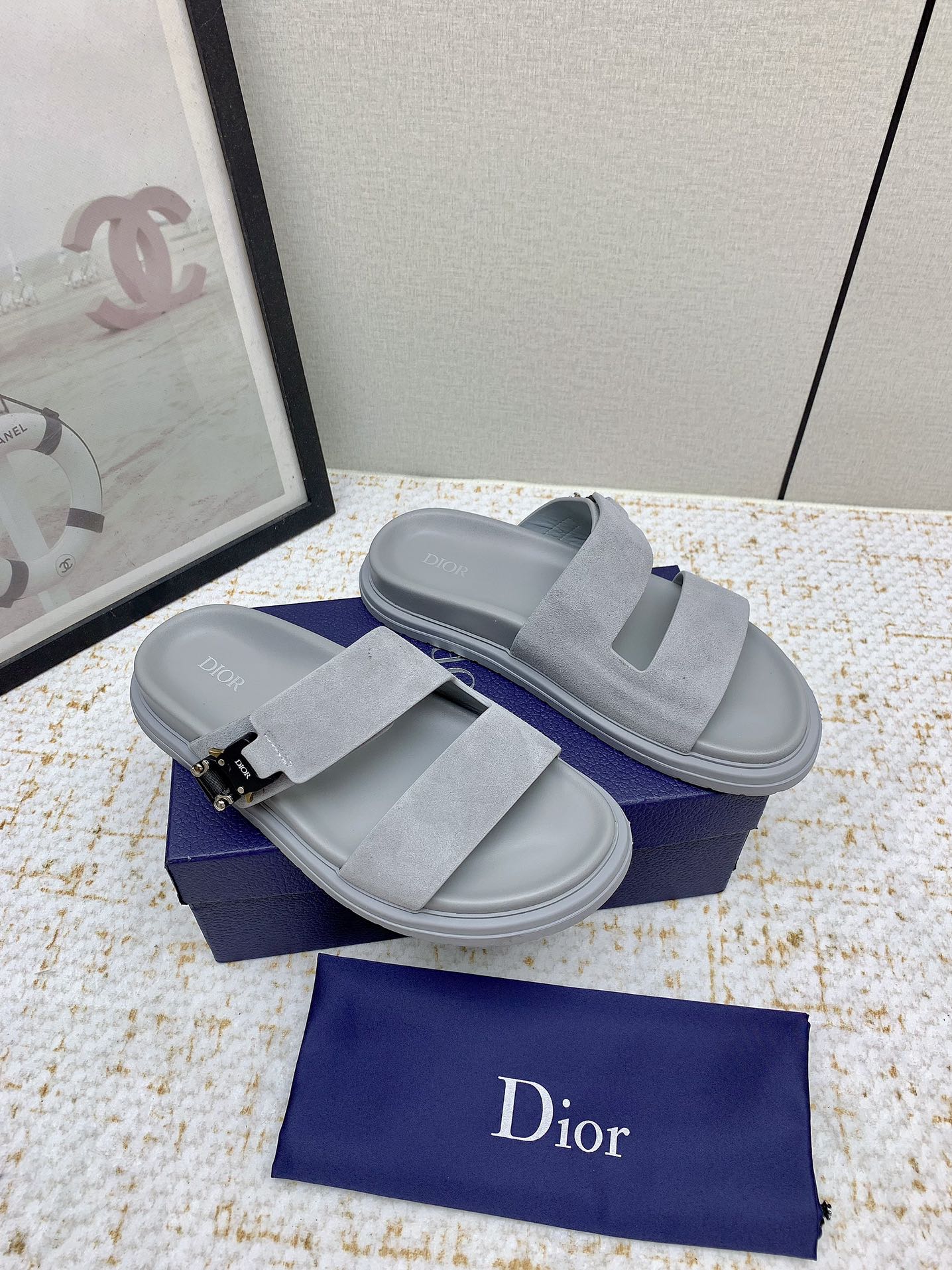 NO:407363,(High version) Dior Aqua series Velcro, thick sole, slippers, sandals, beach shoes, original purchase and development, making products. This Dior Aqua sandal is a fashionable item that shows the Dior high-order design. Black suede straps are embellished with aluminum Dior buckle to enhance the style. Paired with a comfortable tone tone notch sole, it can be easily matched with shorts or jeans to create a delicate shape. Exquisite packaging for delivery counter Fabric Original custom imported Oblique fabric, foot pad original custom soft sheepskin Sole original open mold-proof TPU material, sole thickness 3.5CM Size: Men's 38-46 (38/45/46 custom size, slippers, dior, dior, sandals, slippers, shorts, jeans, sheepskin19860909（高版本） Dior迪奥Aqua系列 魔术贴 厚底 拖鞋 凉鞋 沙滩鞋 原版购入开发 做货 这款 Dior Aqua 凉鞋是一款时尚单品,展现 Dior 高订风格设计.黑色绒面革饰带点缀以铝质 Dior 搭扣提升格调.搭配舒适的同色调凹口鞋底,可与短裤或牛仔裤轻松搭配,打造精致造型 配送专柜精美包装 面料原版定制进口Oblique面料 垫脚原版定制柔软羊皮里 鞋底原版开模防滑TPU材质 底厚3.5CM Size:男款38-46（38/45/46定制码,拖鞋,dior,dior,sandals,slippers,shorts,jeans,sheepskin,Women's Shoes