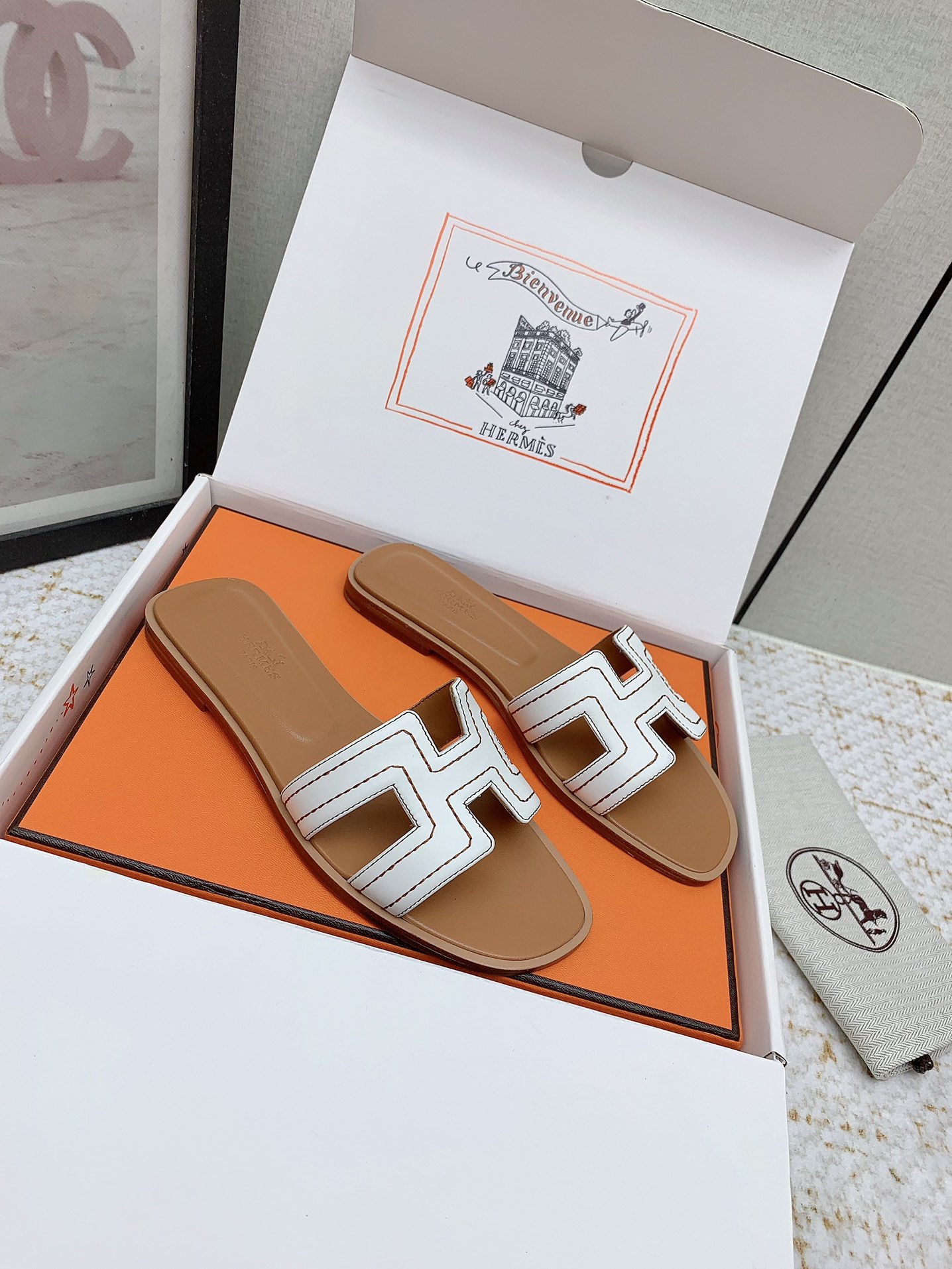Hermès Oran Leather Sandals | Iconic Style & Comfort Slides for Women 1 i1750231861 9599 2