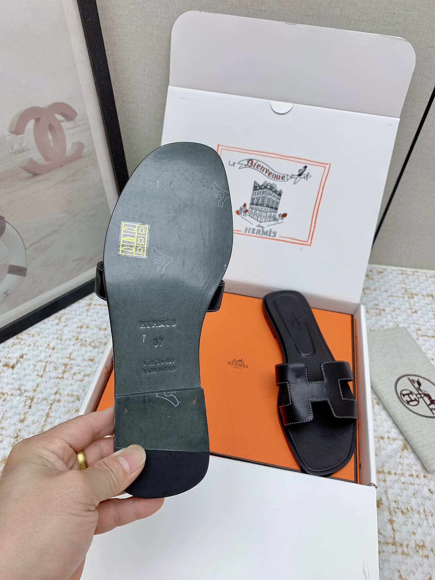 Hermes Oran Leather Flat Sandals Slides - Iconic Style and Comfort 8 i1750232432 1724 4