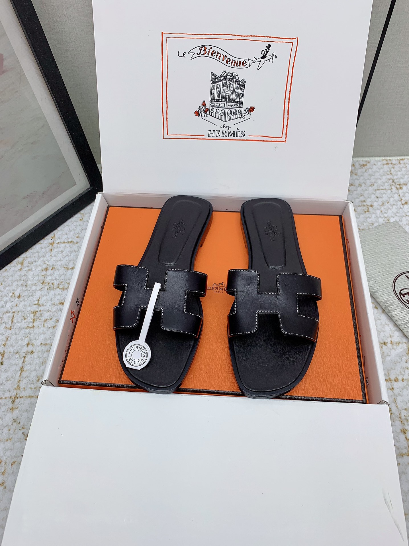 Hermes Oran Leather Flat Sandals Slides - Iconic Style and Comfort 3 i1750232432 9838 2