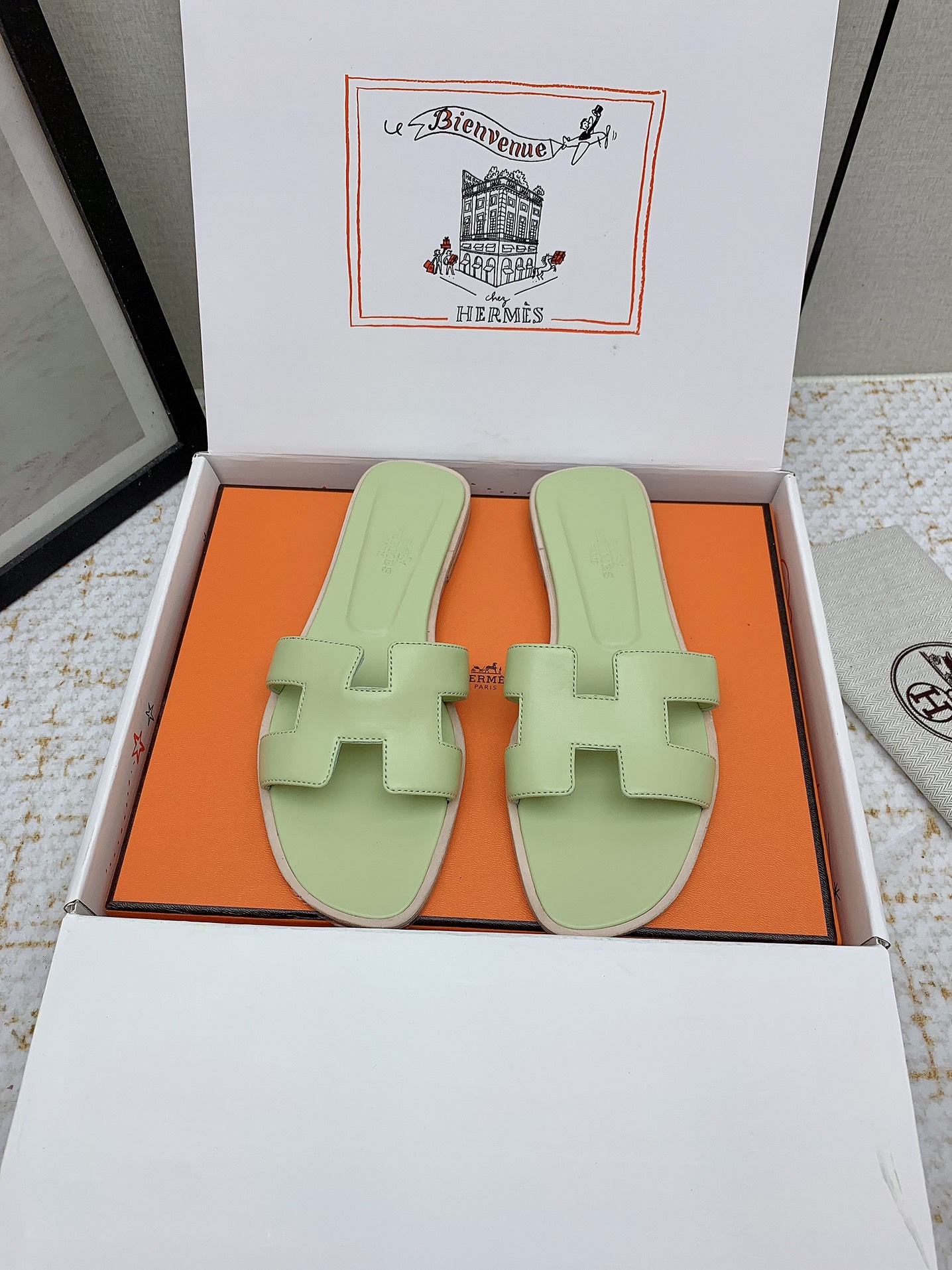 Hermès Oran Sandal: Iconic Style, Comfortable Fit, Available in Multiple Sizes 3 i1750232681 6168 5