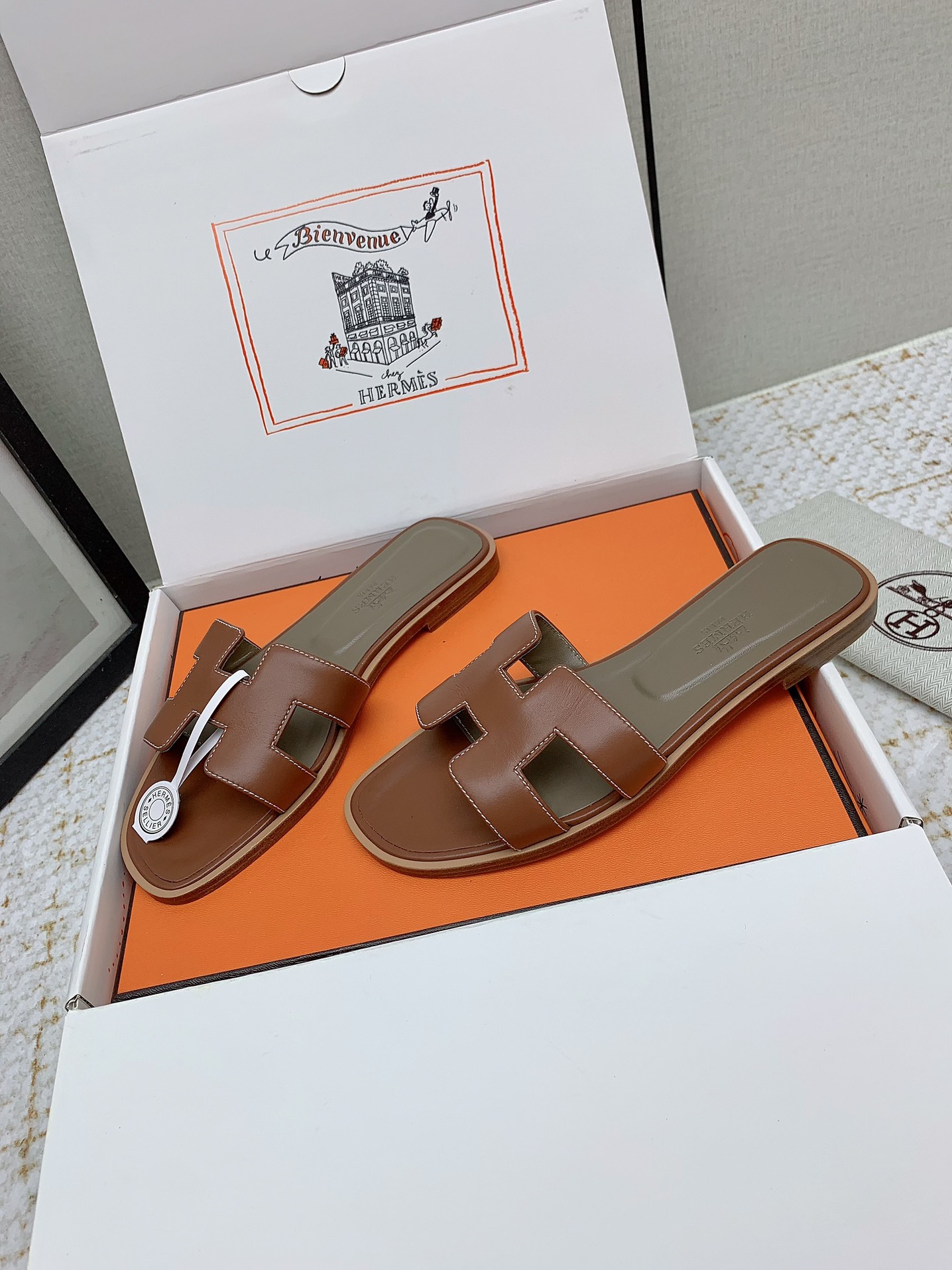 Hermès Oran Leather Sandals: Classic Style and Comfort (Sizes 35-42 Available) 3 i1750232987 1082 7