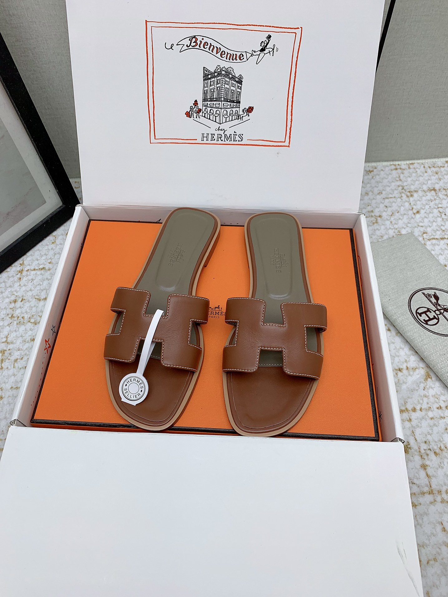 Hermès Oran Leather Sandals: Classic Style and Comfort (Sizes 35-42 Available) 2 i1750232987 2227 8