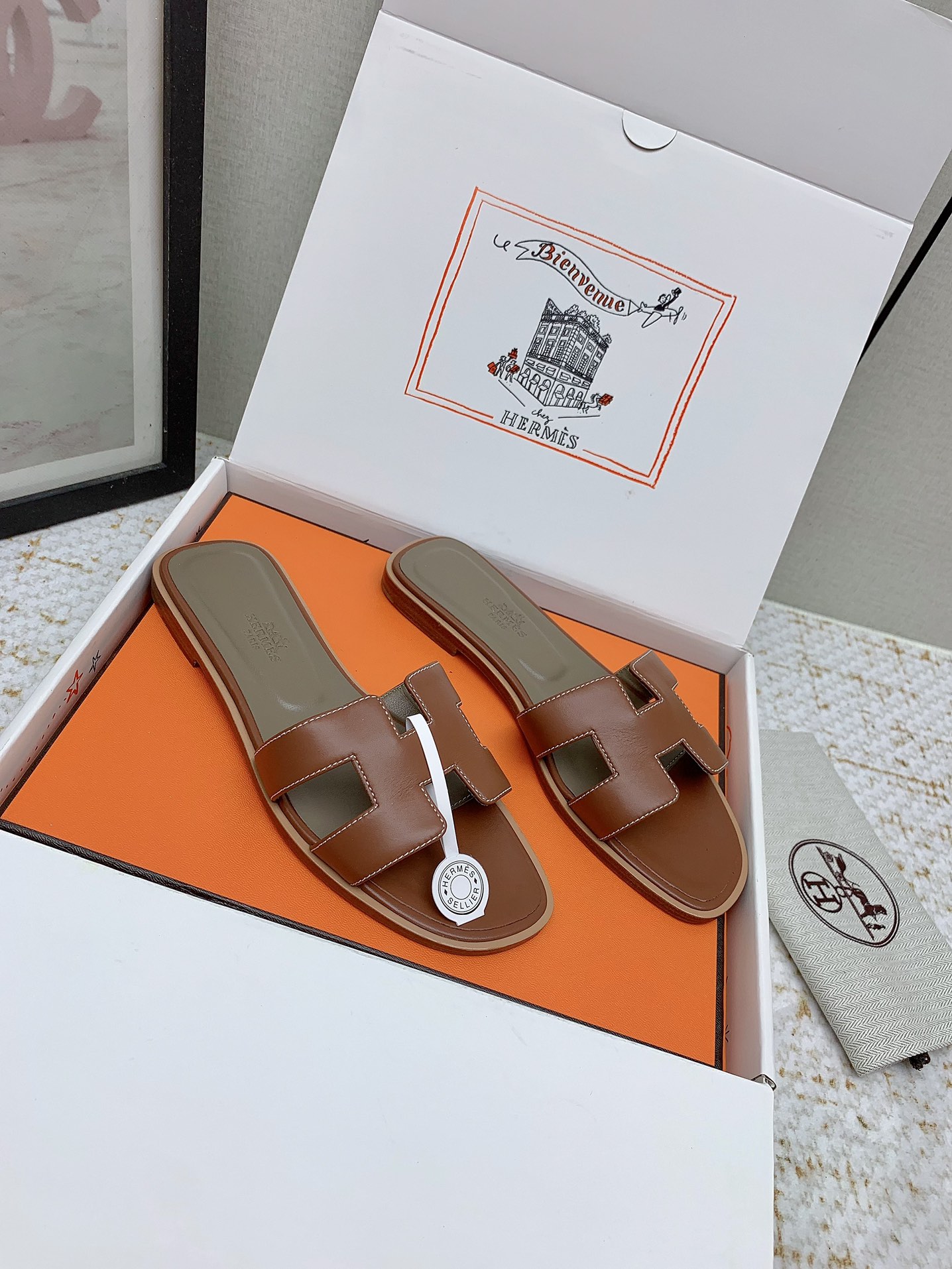 Hermès Oran Leather Sandals: Classic Style and Comfort (Sizes 35-42 Available) 1 i1750232987 4991 2