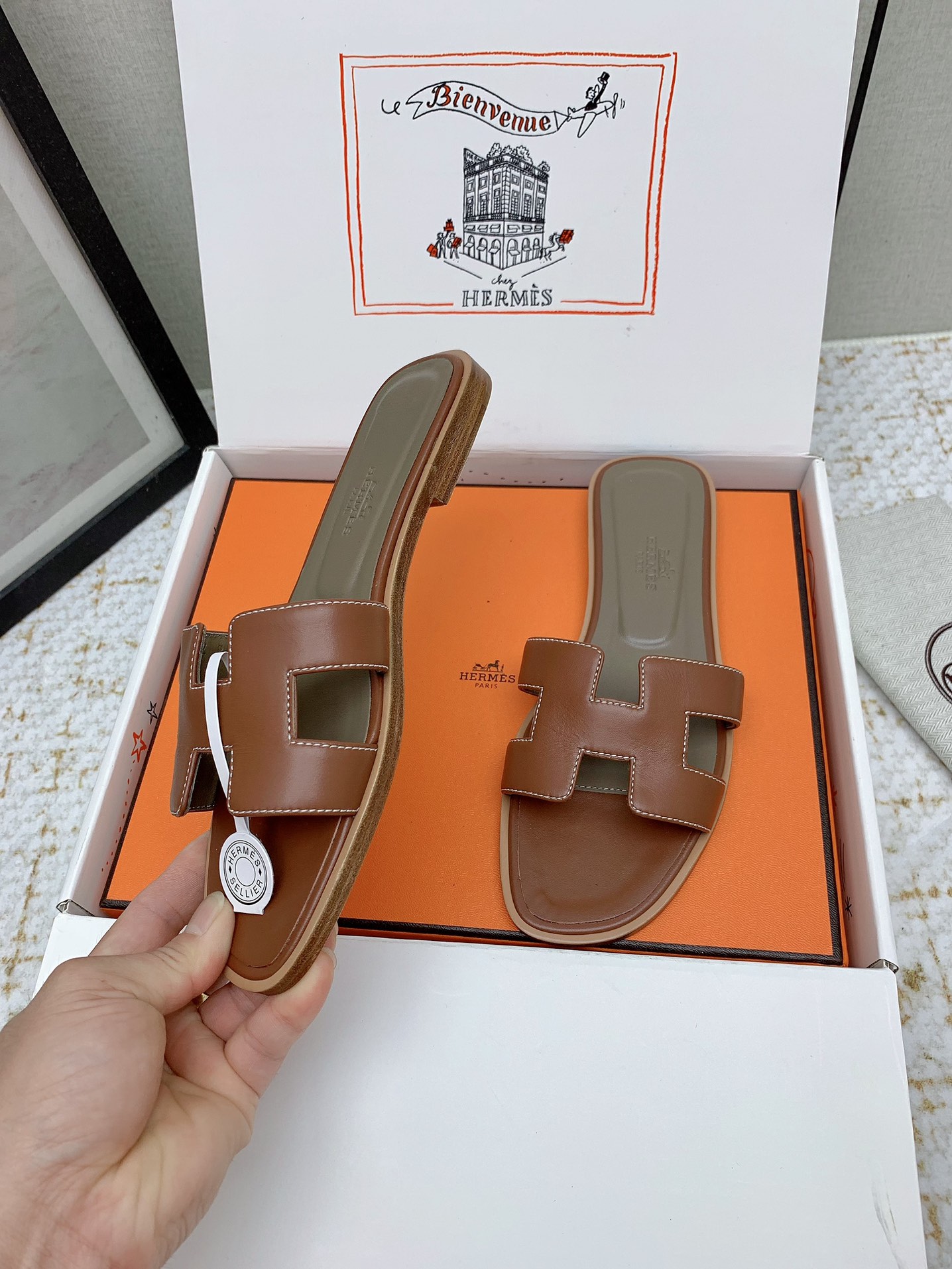 Hermès Oran Leather Sandals: Classic Style and Comfort (Sizes 35-42 Available) 4 i1750232987 5148 3