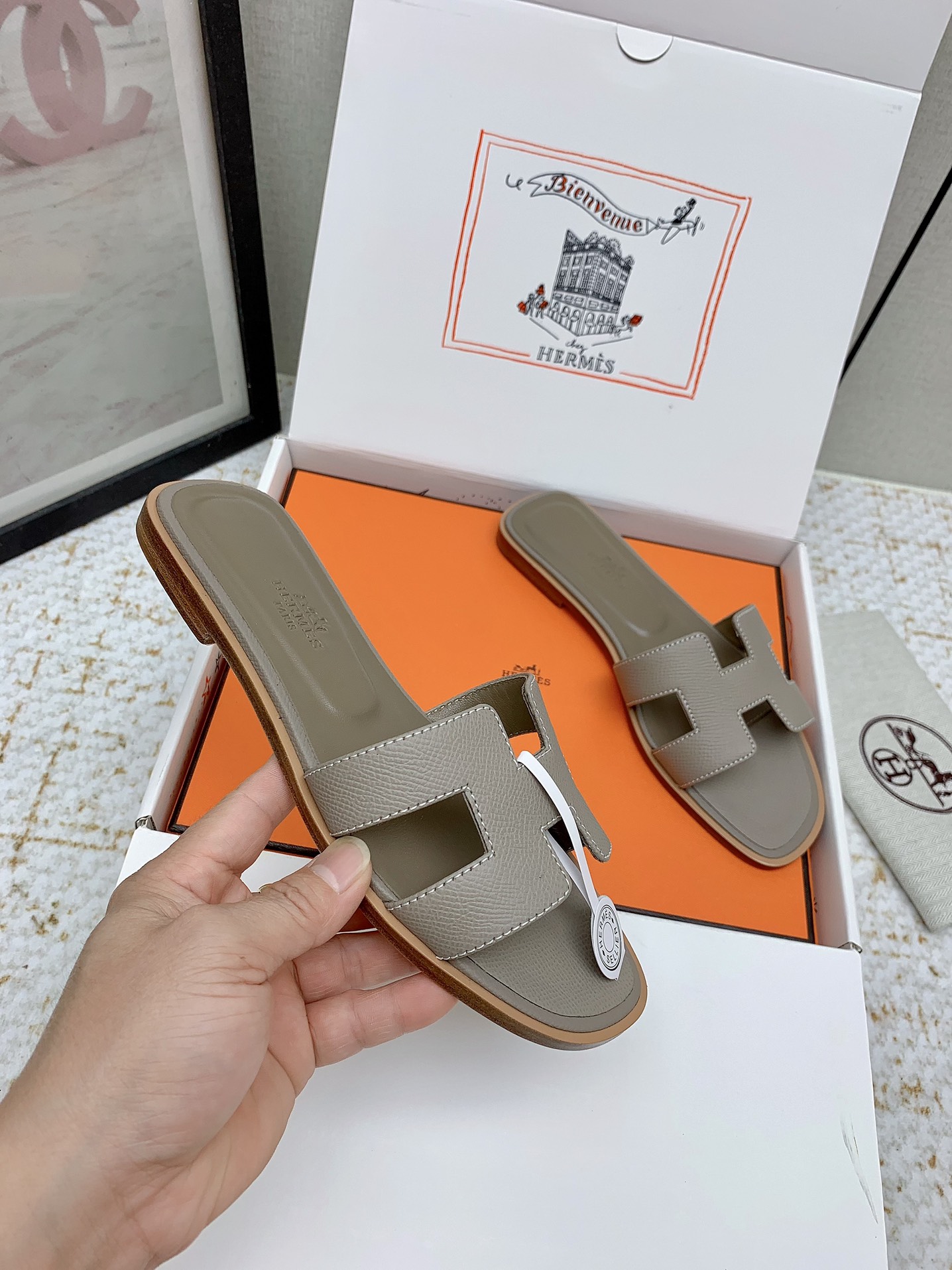 Elegant Oran Sandals by Hermès - Iconic Style & Comfort 6 i1750233220 4010 1