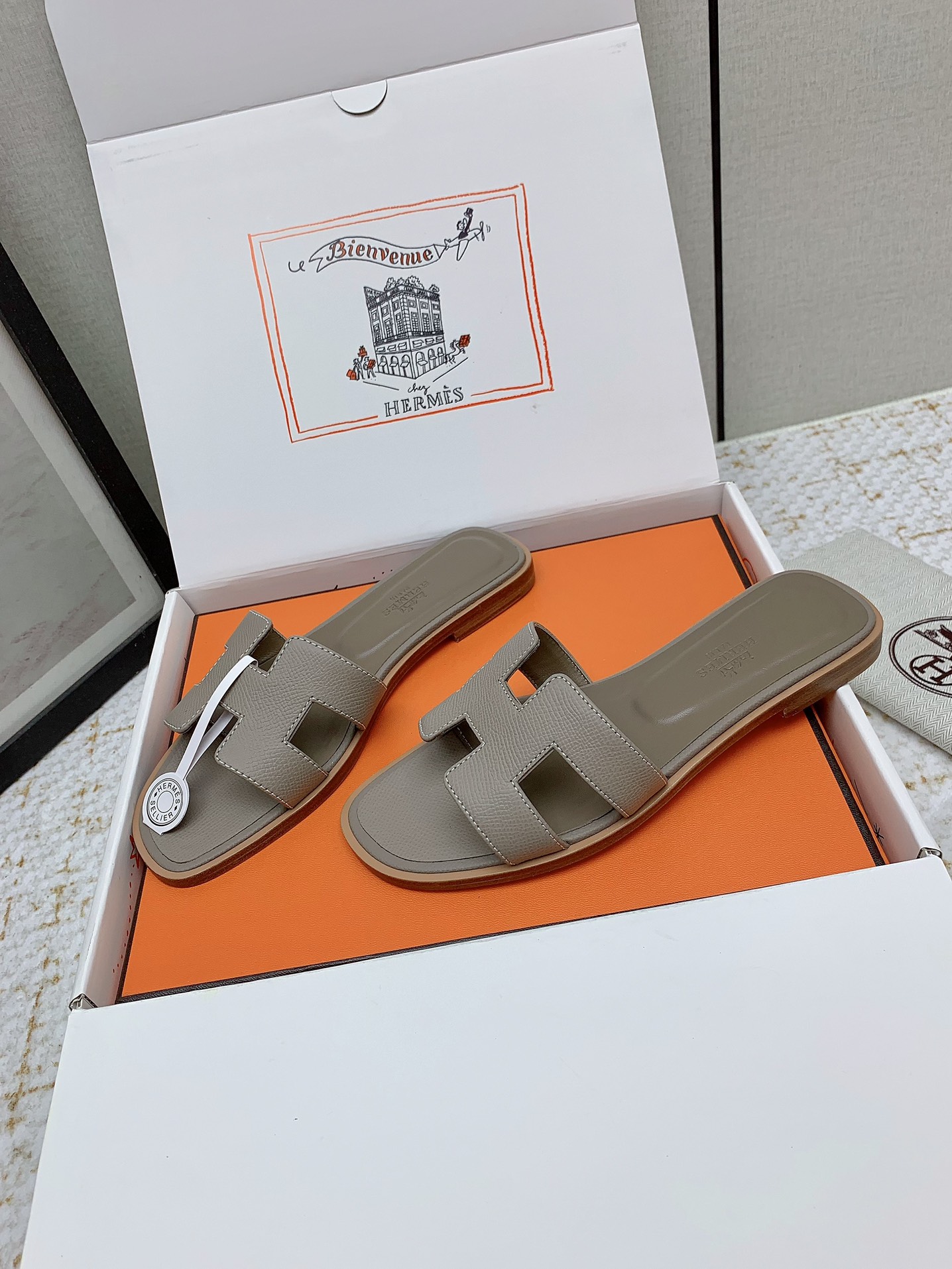Elegant Oran Sandals by Hermès - Iconic Style & Comfort 4 i1750233220 4318 2
