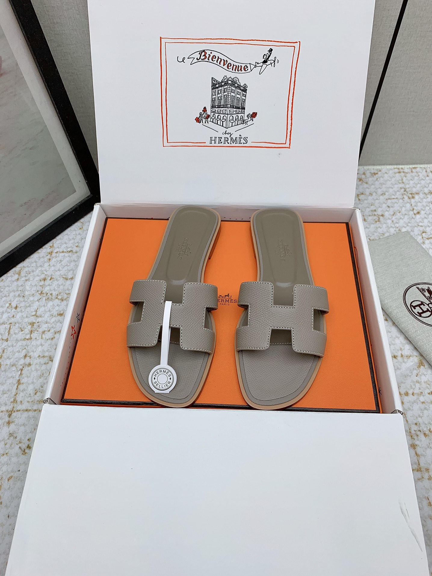 Elegant Oran Sandals by Hermès - Iconic Style & Comfort 3 i1750233220 6057 4
