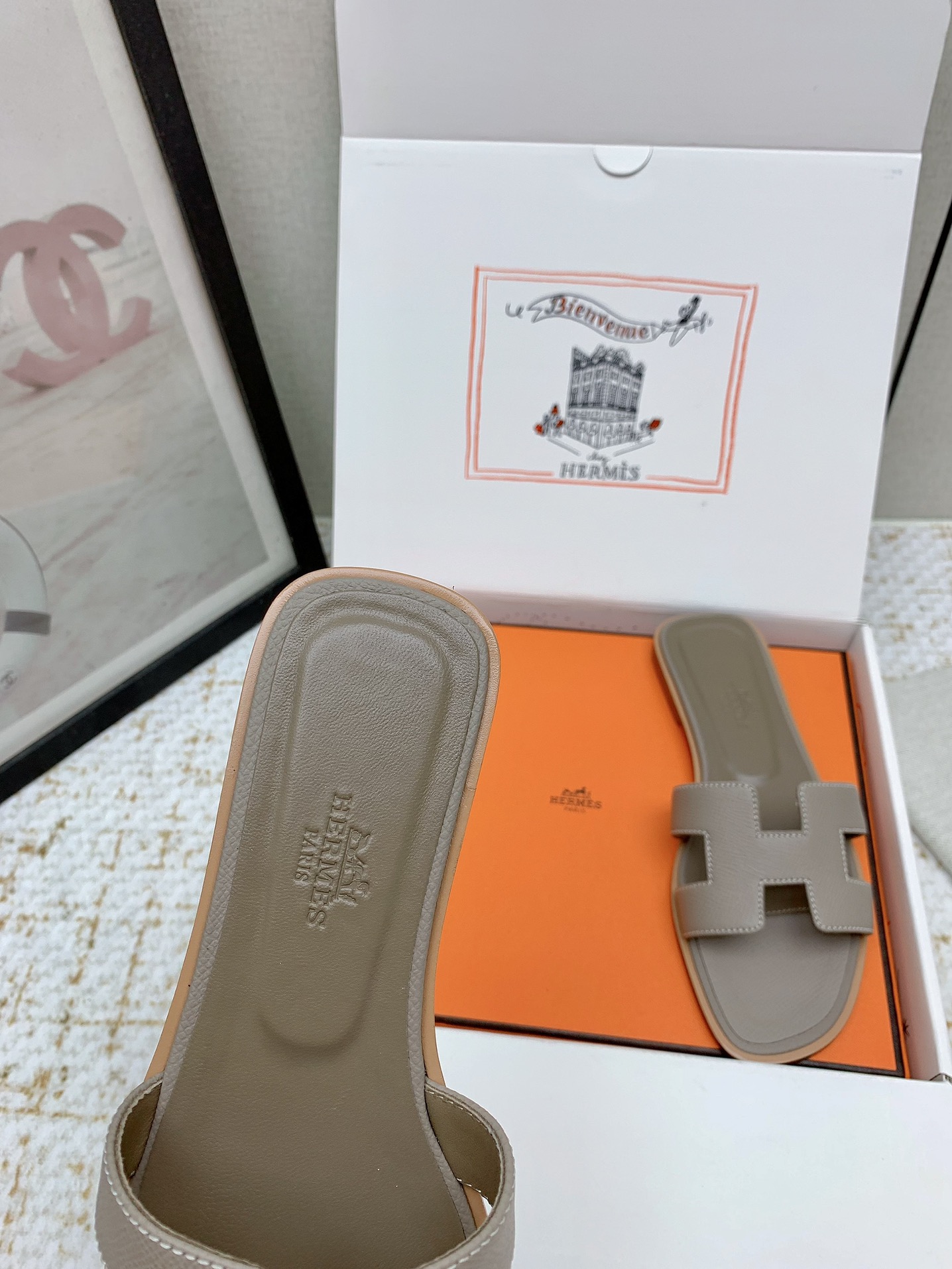 Elegant Oran Sandals by Hermès - Iconic Style & Comfort 7 i1750233220 6837 5