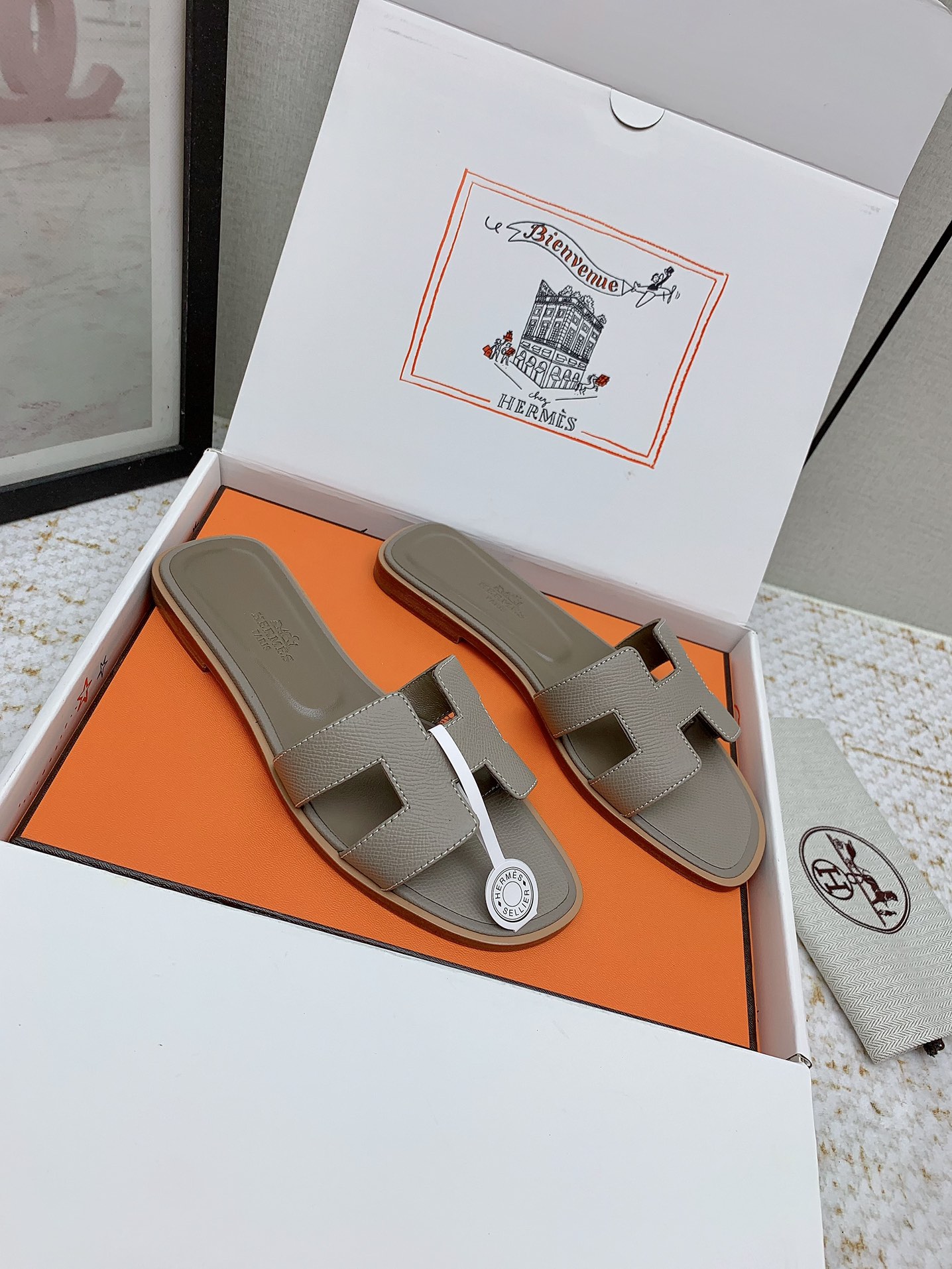 Elegant Oran Sandals by Hermès - Iconic Style & Comfort 2 i1750233220 8655 3