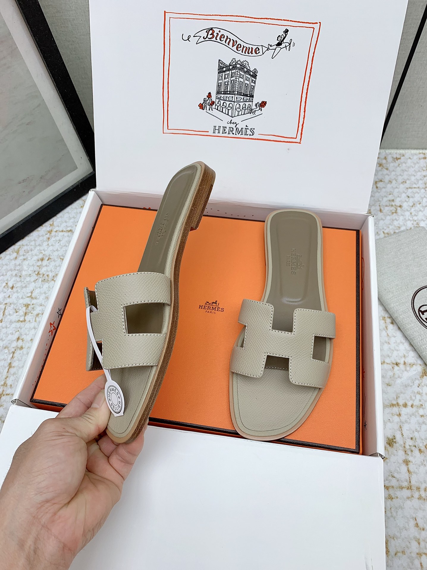 Hermès Oran Leather Sandals - Iconic Style & Comfort, Available in Multiple Sizes 5 i1750233373 1938 2