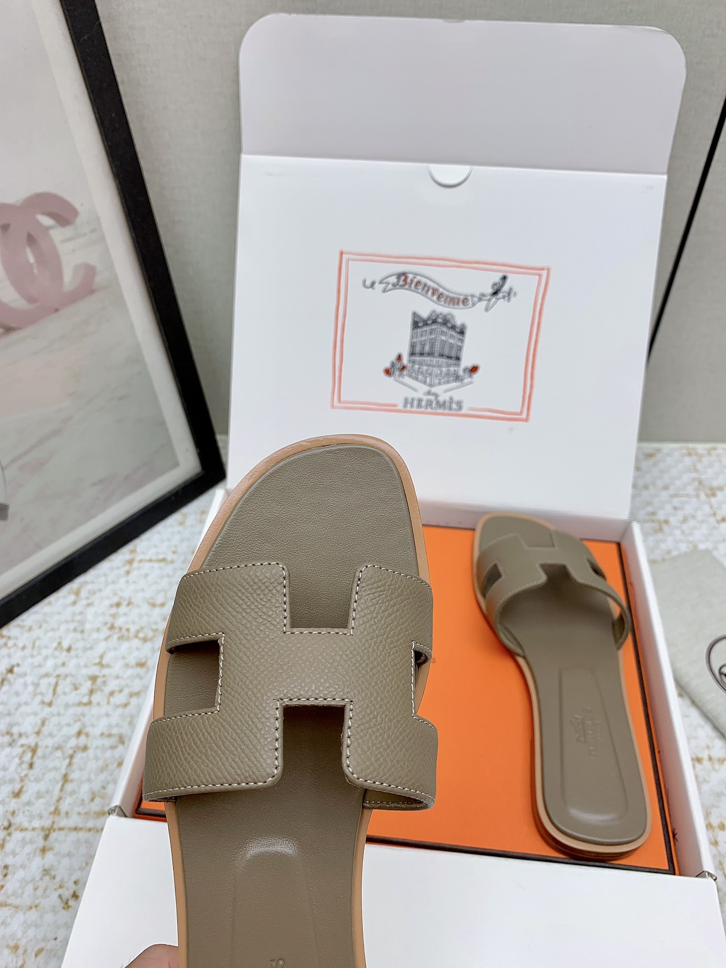 Hermès Oran Leather Flat Sandals Stylish Summer Beach Slides 10 i1750233434 2927 1