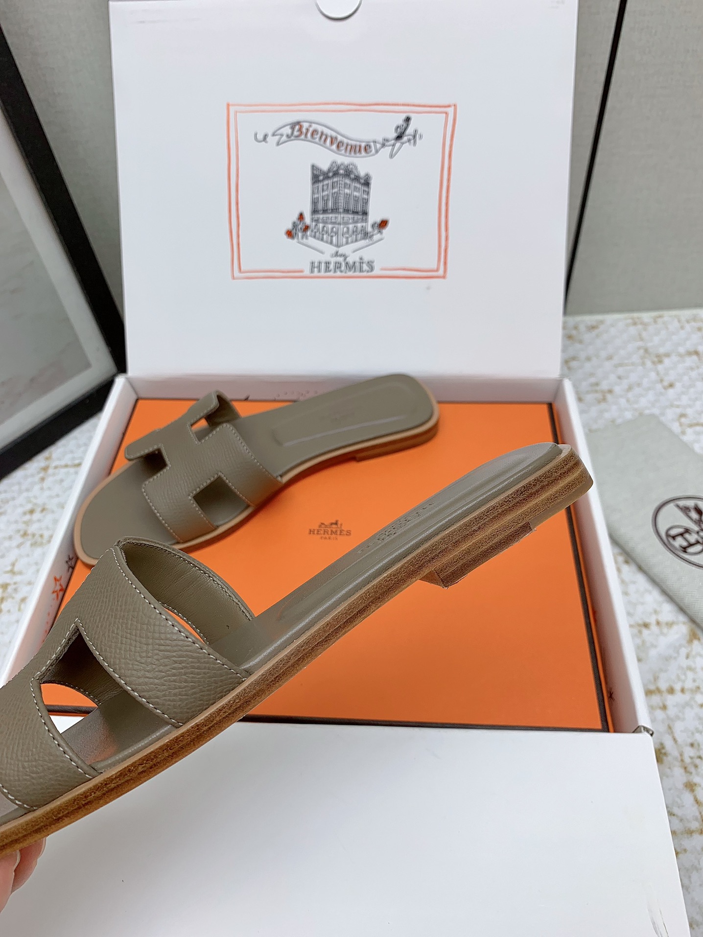 Hermès Oran Leather Flat Sandals Stylish Summer Beach Slides 9 i1750233434 4721 0