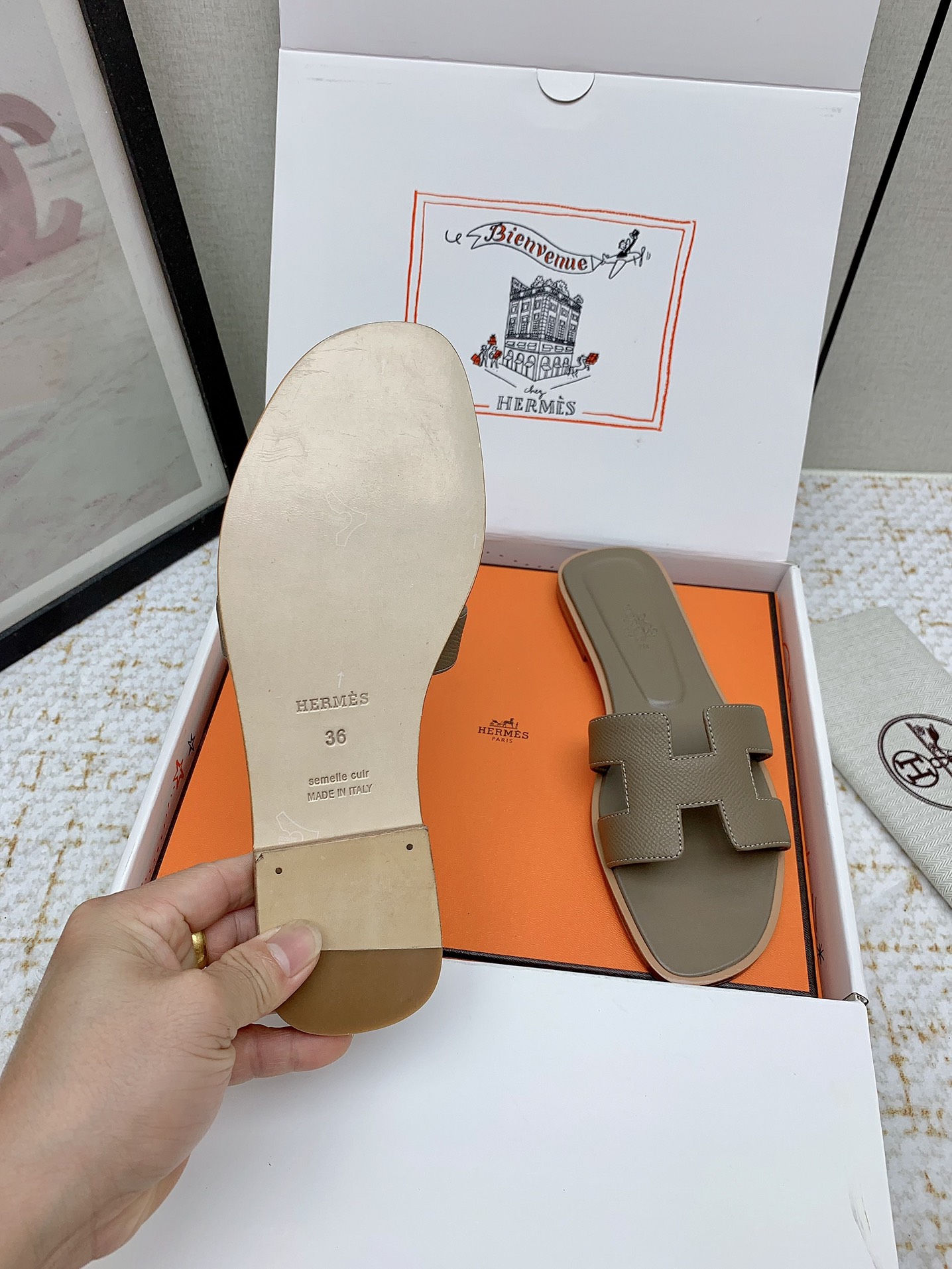 Hermès Oran Leather Flat Sandals Stylish Summer Beach Slides 8 i1750233434 5820 2