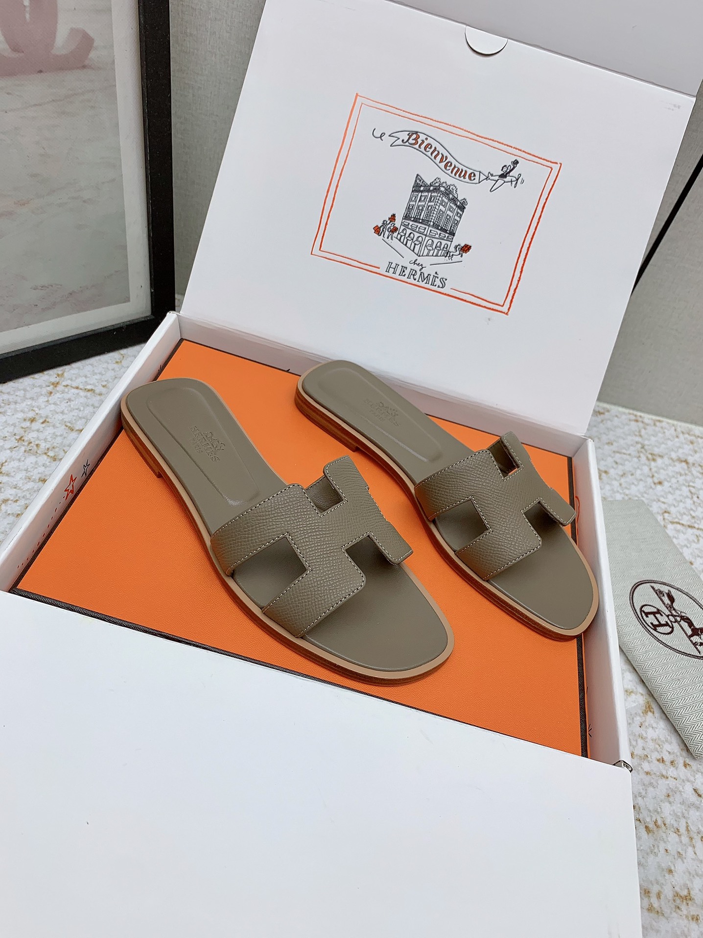 Hermès Oran Leather Flat Sandals Stylish Summer Beach Slides 2 i1750233435 1565 8