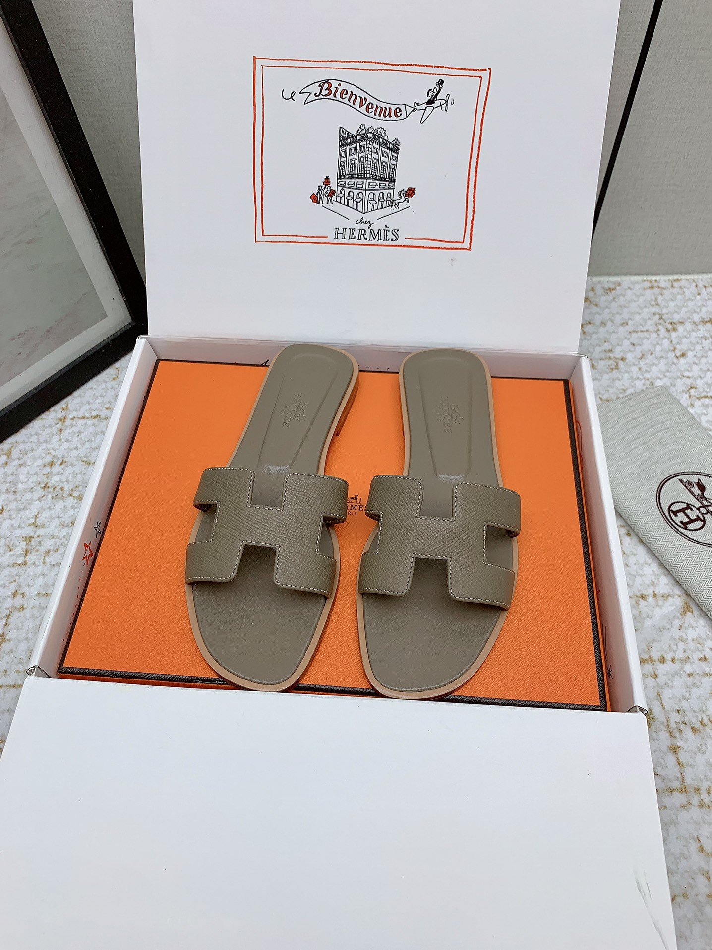Hermès Oran Leather Flat Sandals Stylish Summer Beach Slides 3 i1750233435 4504 6