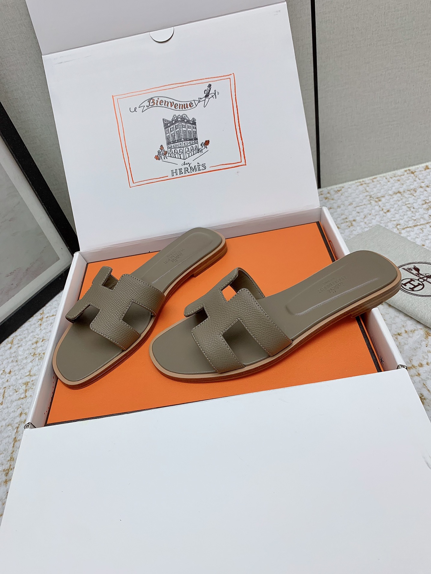 Hermès Oran Leather Flat Sandals Stylish Summer Beach Slides 4 i1750233435 7733 4