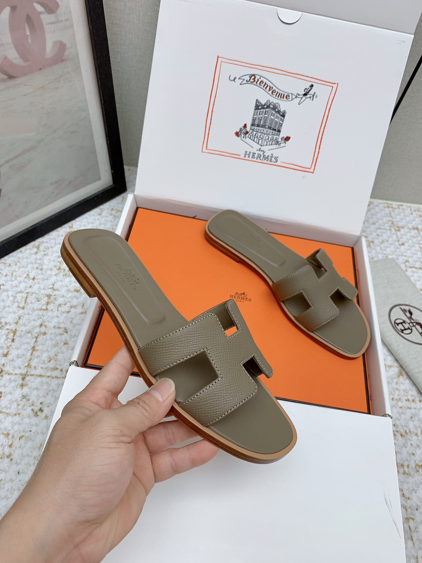 Hermès Oran Leather Flat Sandals Stylish Summer Beach Slides 6 i1750233435 8900 7