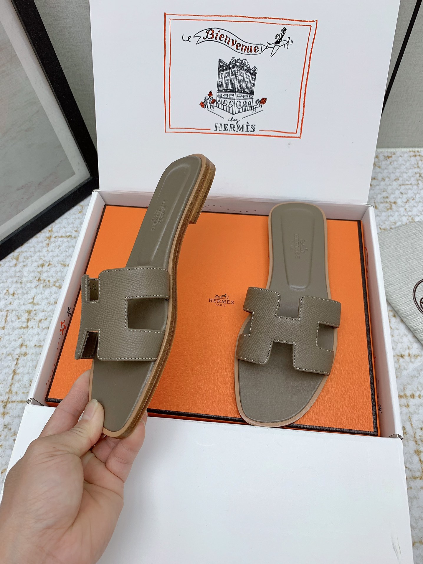 Hermès Oran Leather Flat Sandals Stylish Summer Beach Slides 5 i1750233435 9015 5