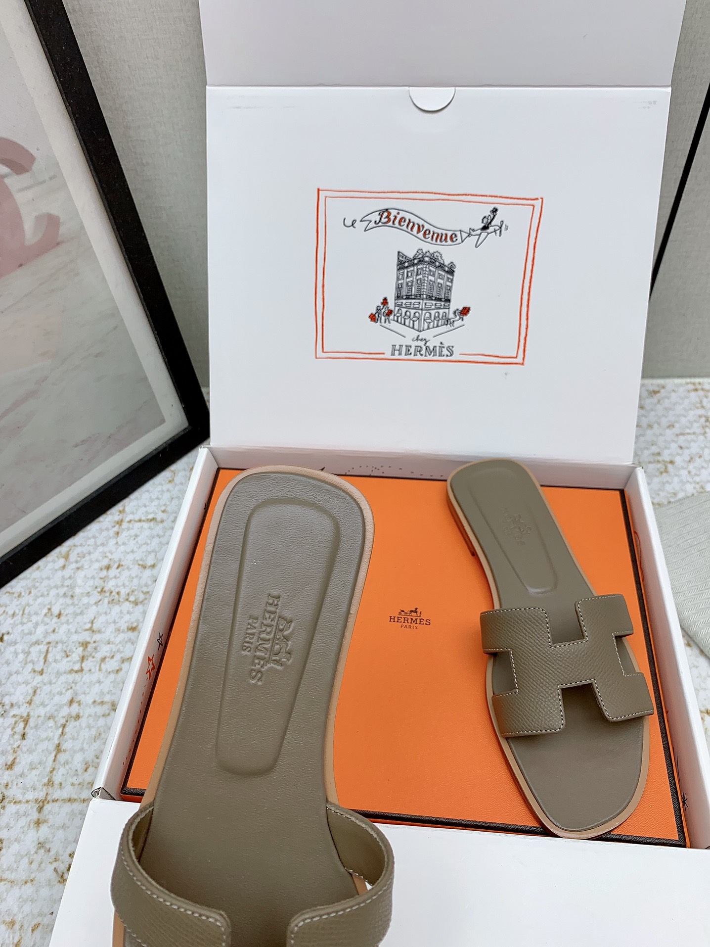 Hermès Oran Leather Flat Sandals Stylish Summer Beach Slides 7 i1750233435 9750 3
